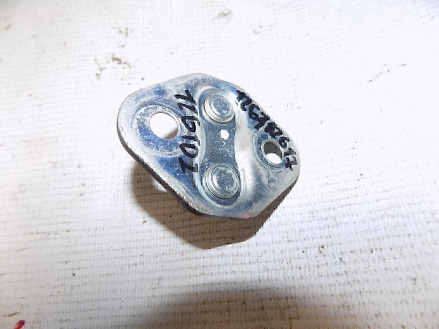 Ответная часть замка двери TOYOTA Corolla E12 2001-2006