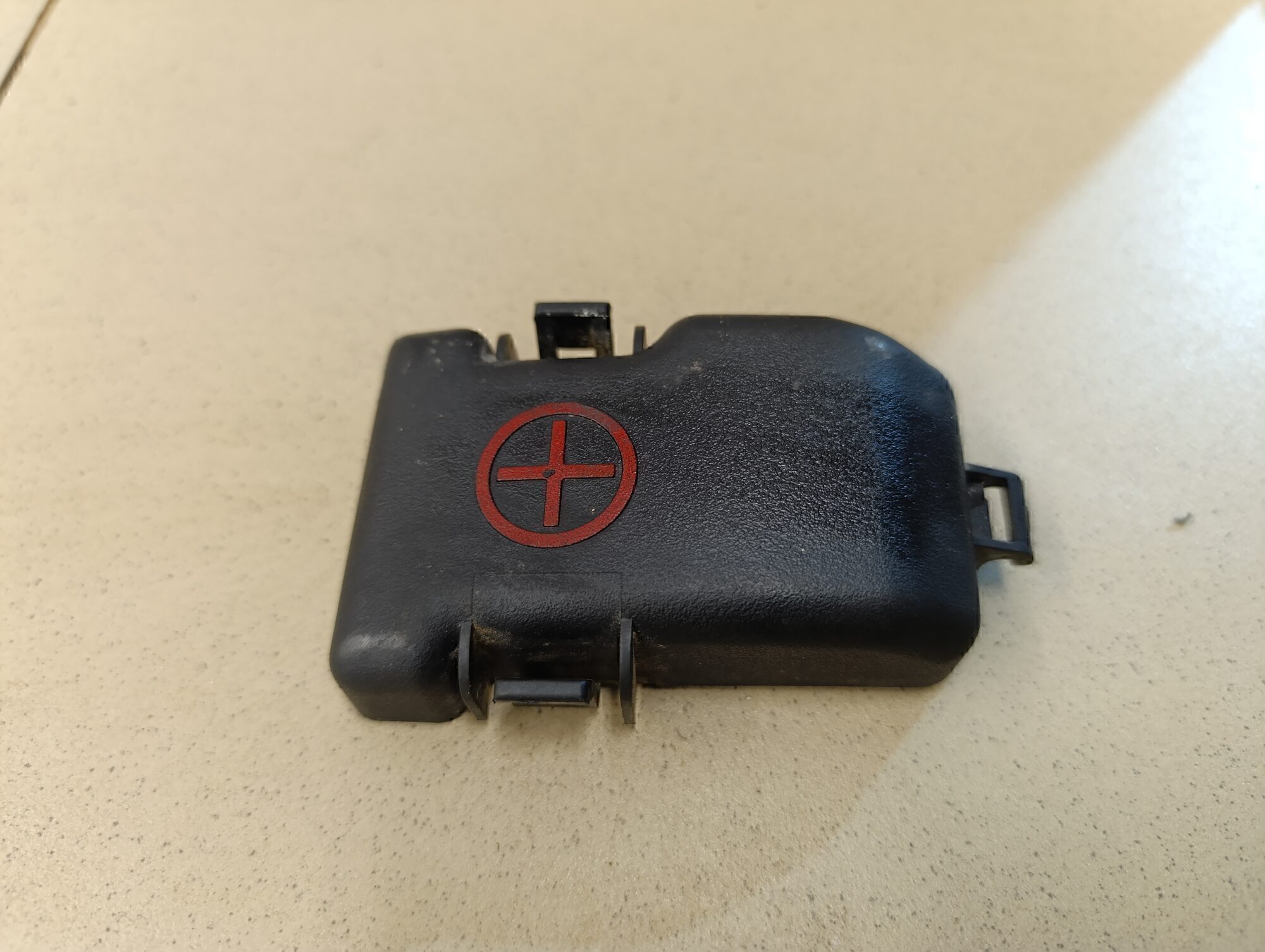 Крышка аккумулятора HYUNDAI Solaris 2010-2017