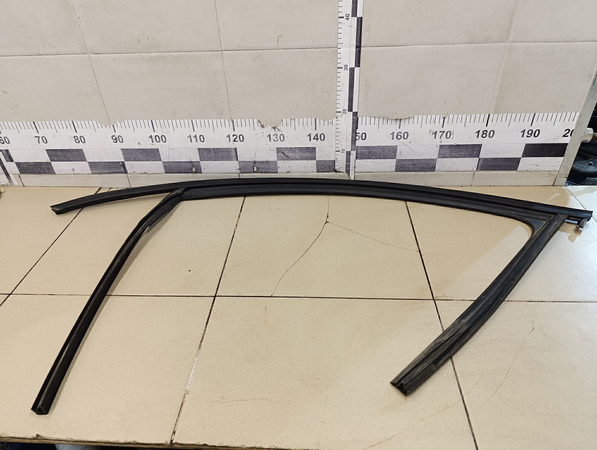 Уплотнитель стекла двери SKODA Octavia (A7) 2013>