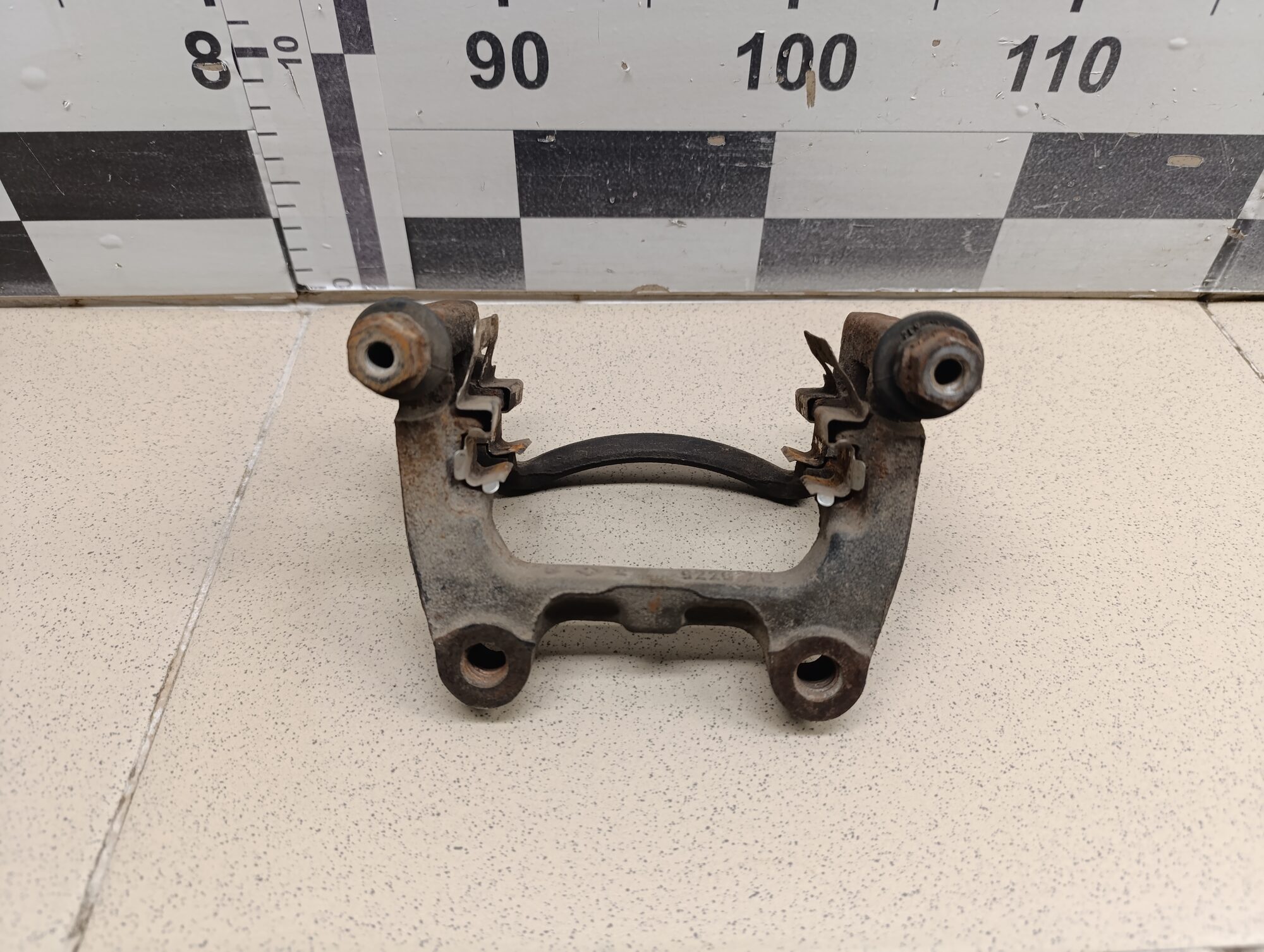 Скоба суппорта заднего Audi Passat [B6] 2005-2010