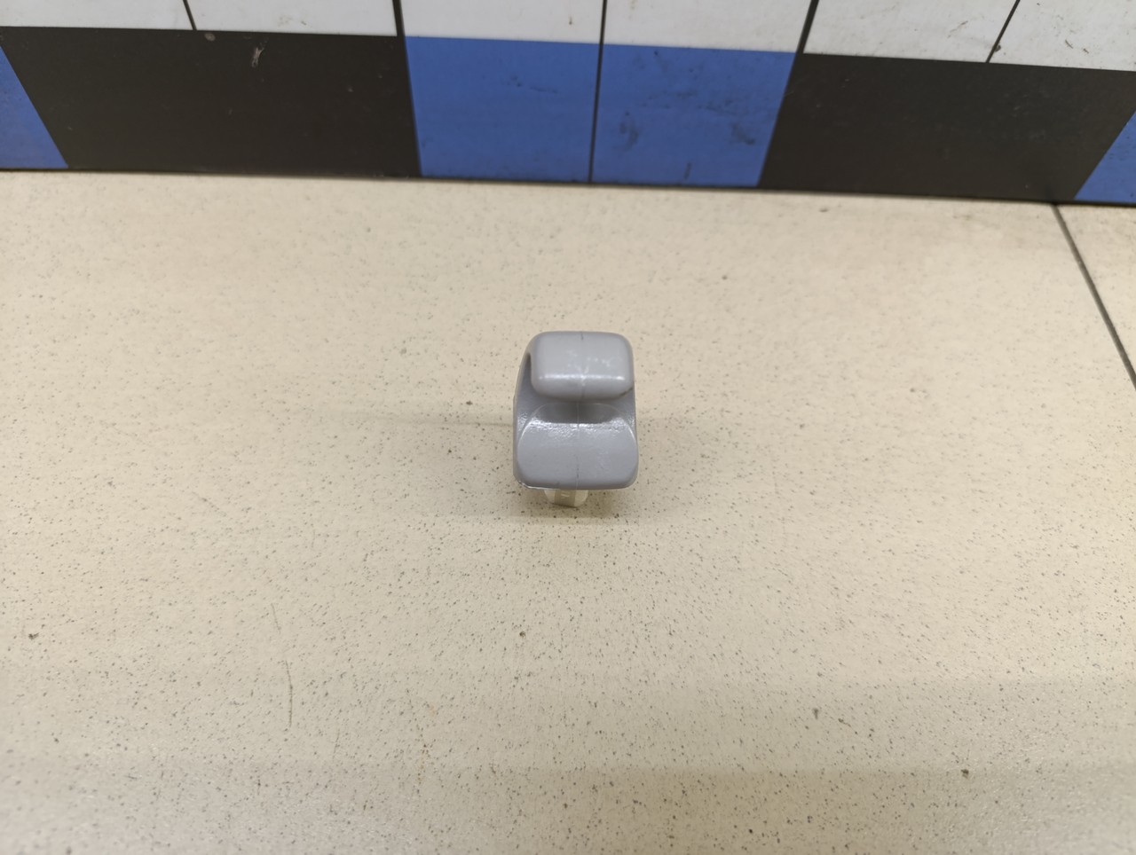 Крючок солнцезащитного козырька TOYOTA RAV 4 2006-2013