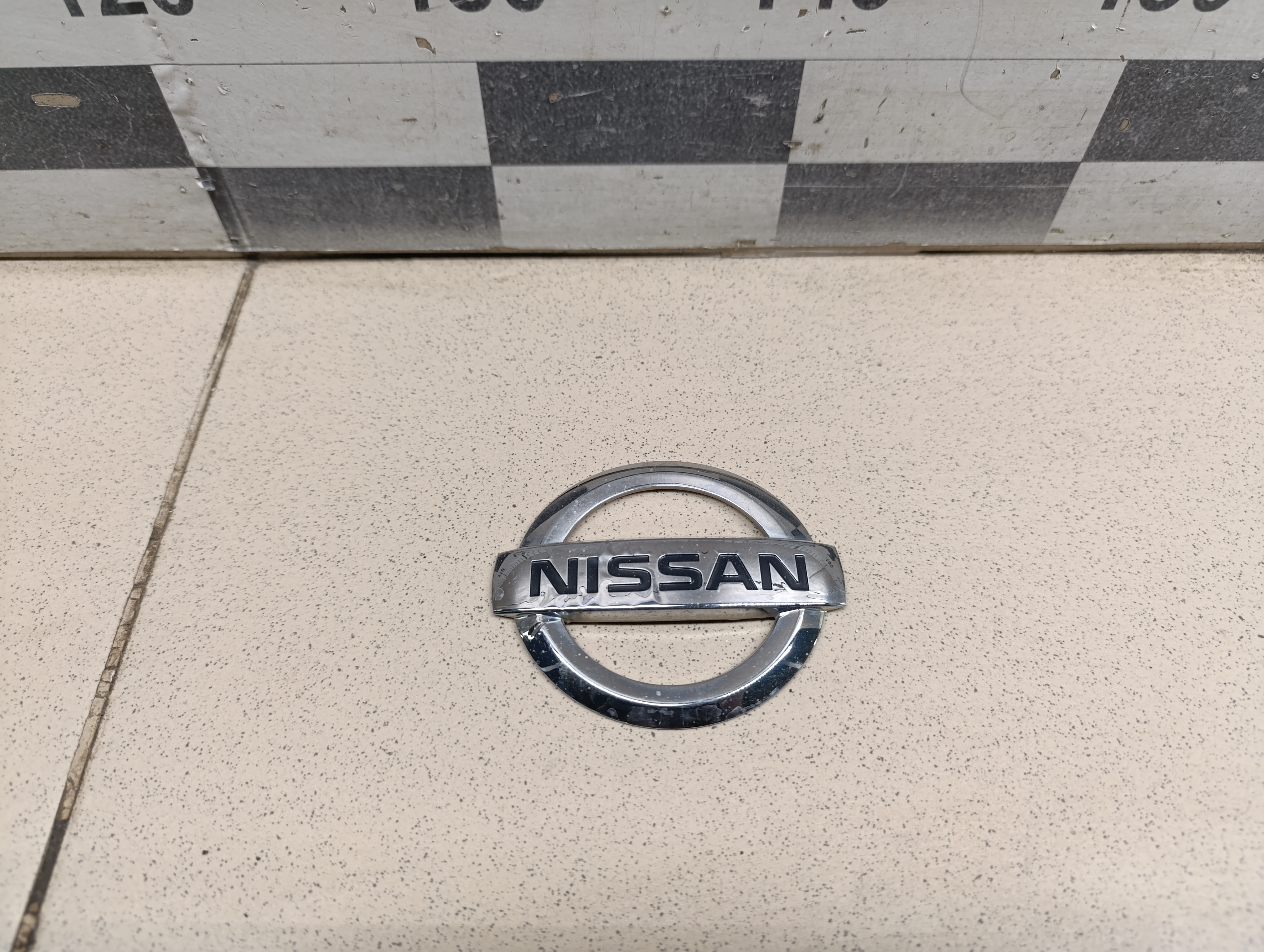 Эмблема на крышку багажника NISSAN Almera (G15) 2013>