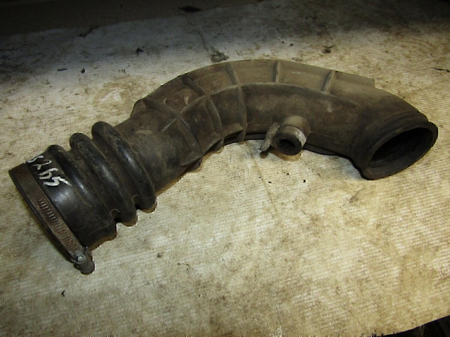 Патрубок воздушного фильтра VAZ Lada Granta 2011>