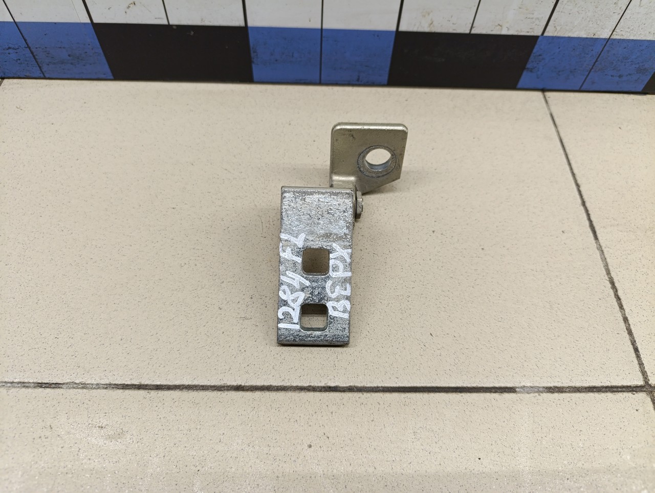 Петля двери передней левой верхняя OPEL Corsa D 2006-2015