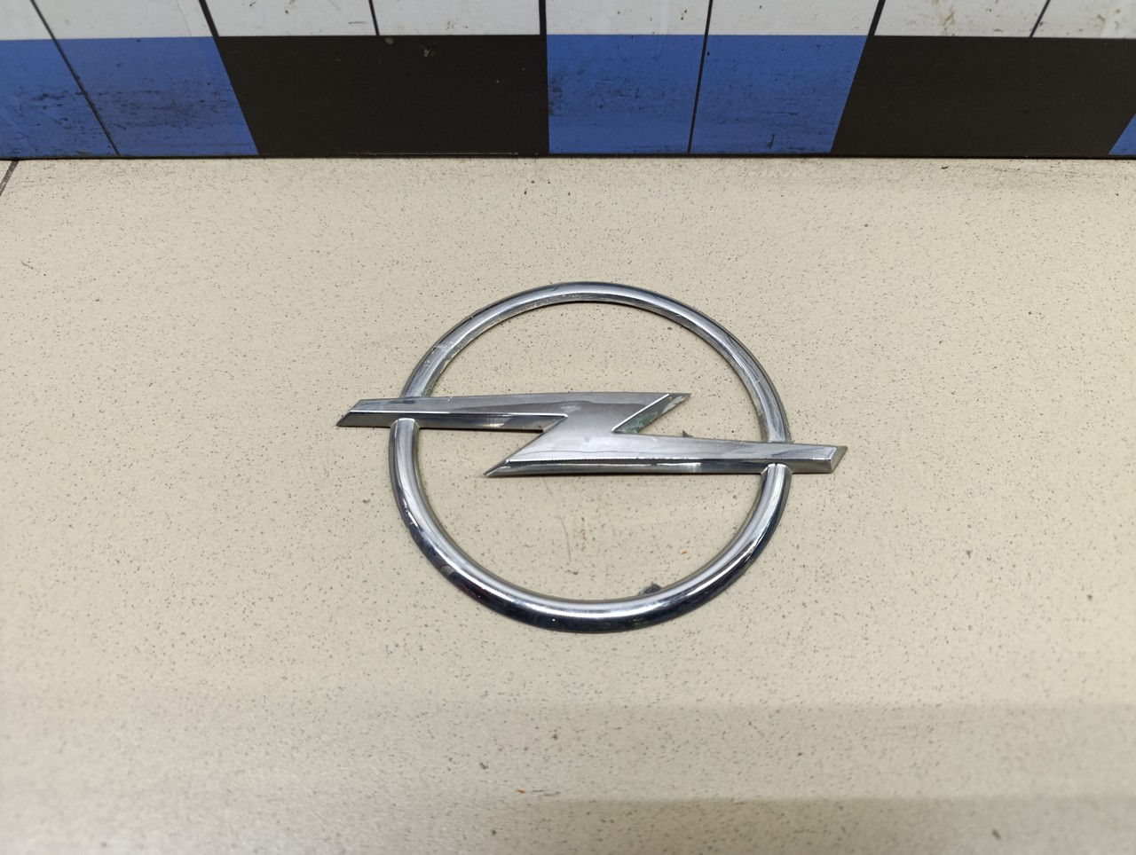 Эмблема на крышку багажника OPEL Corsa D 2006-2015
