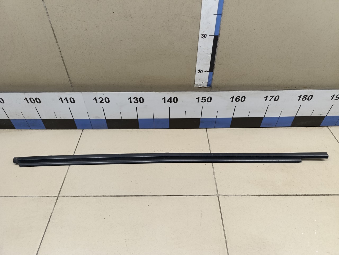 Накладка стекла переднего правого TOYOTA Corolla E12 2001-2006