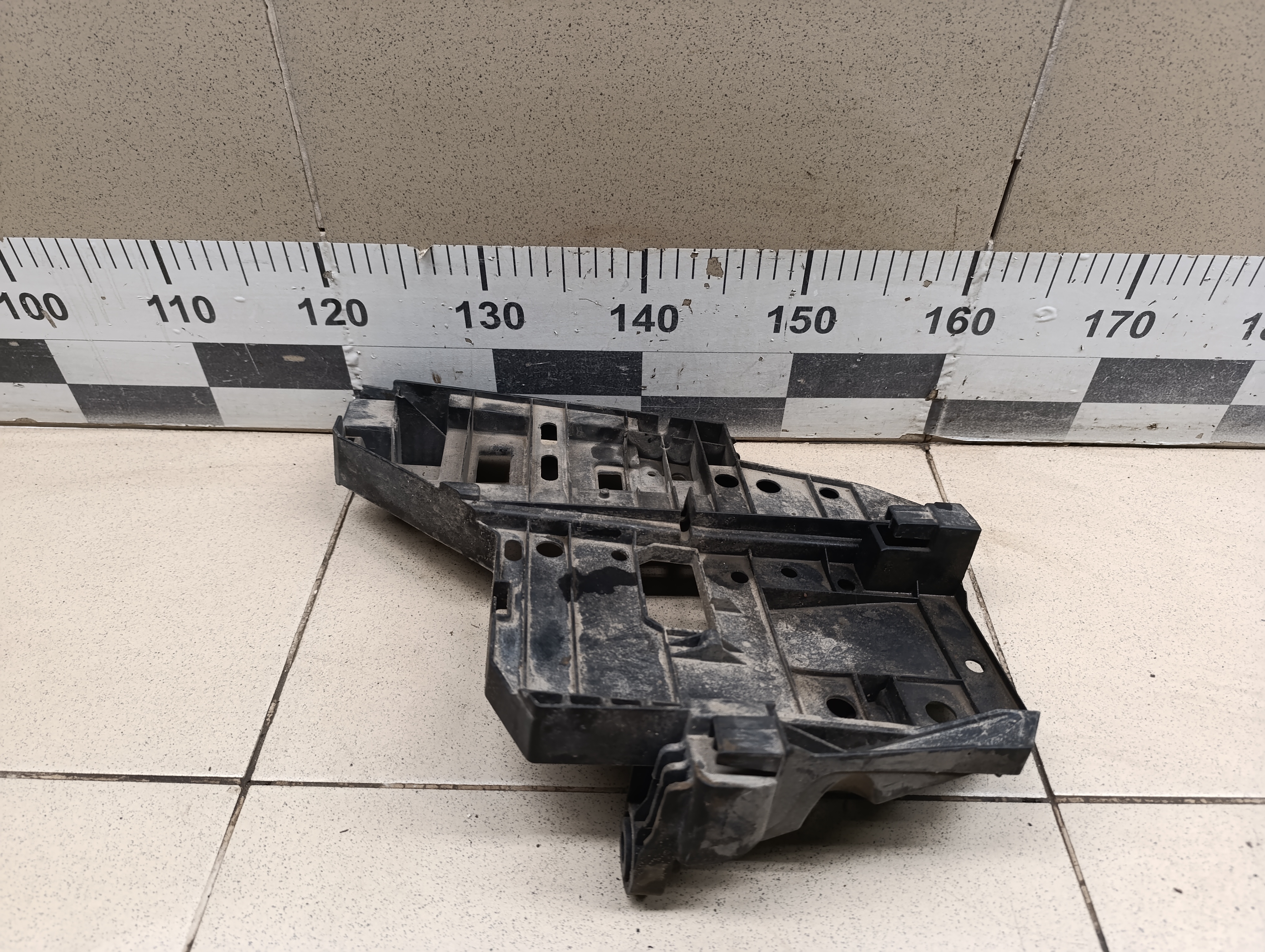 Кронштейн фар левый Porsche Cayenne 2003-2010