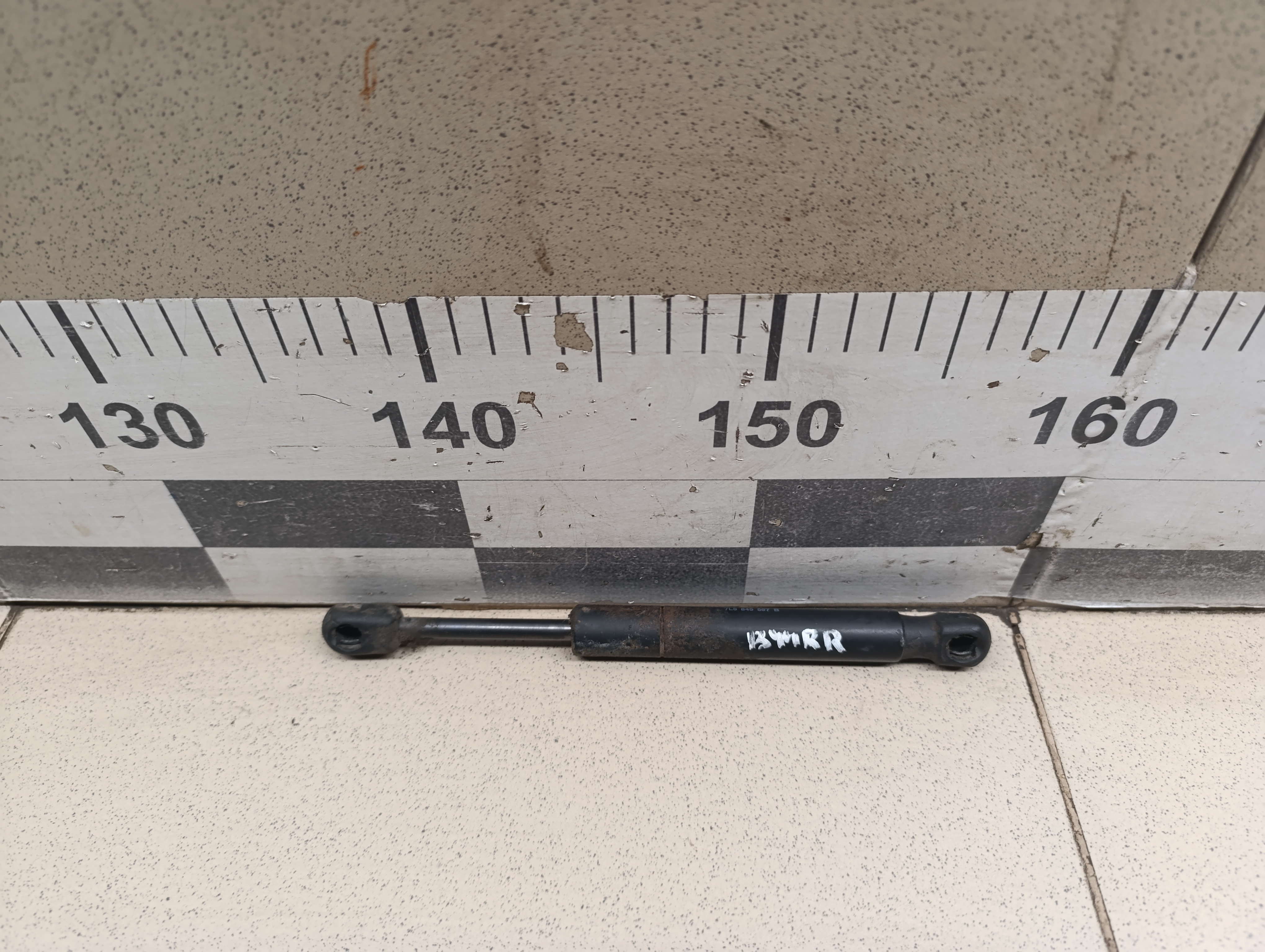 Амортизатор стекла багажника Porsche Cayenne 2003-2010