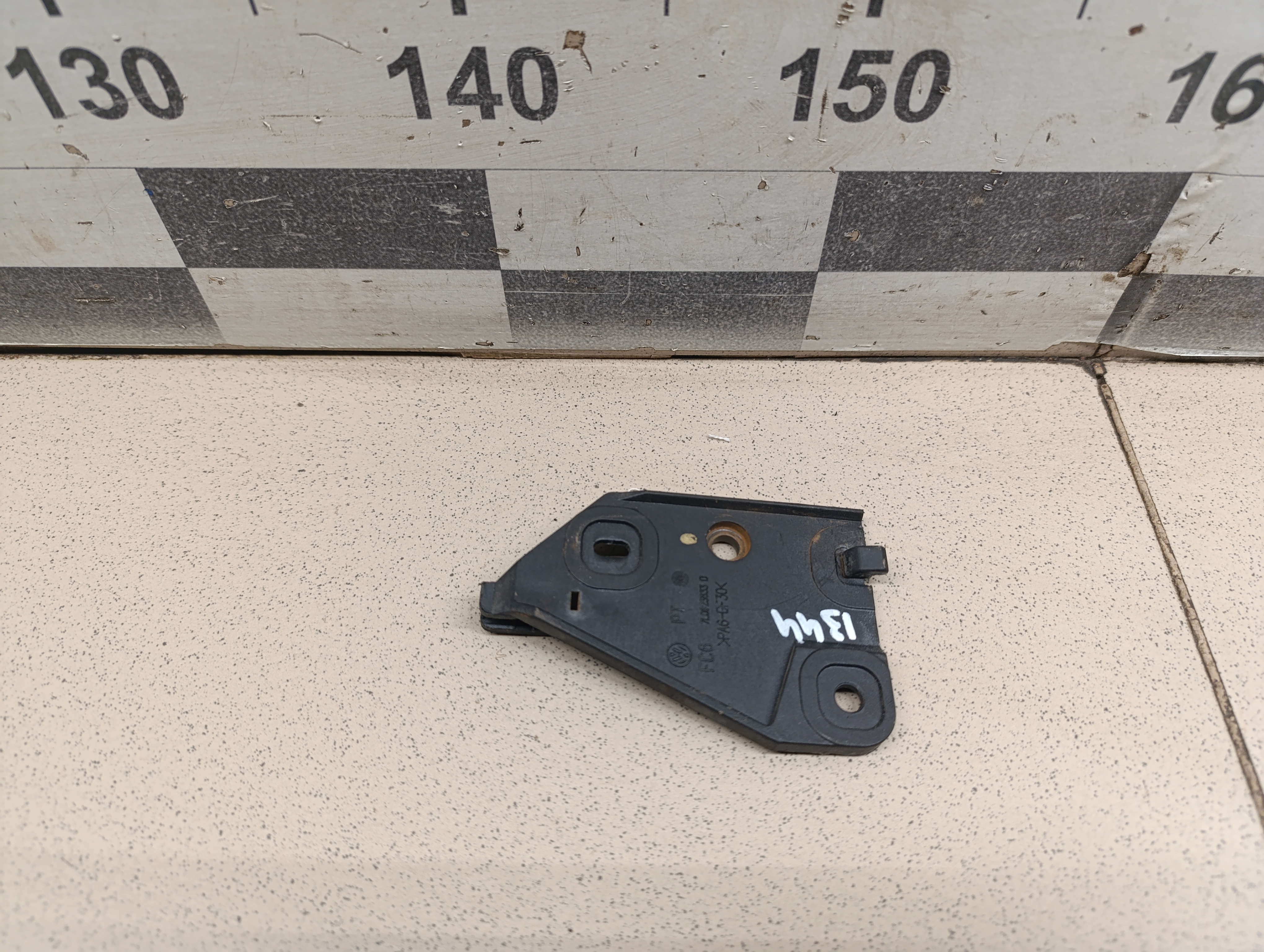 Кронштейн ручки открывания капота Porsche Cayenne 2003-2010