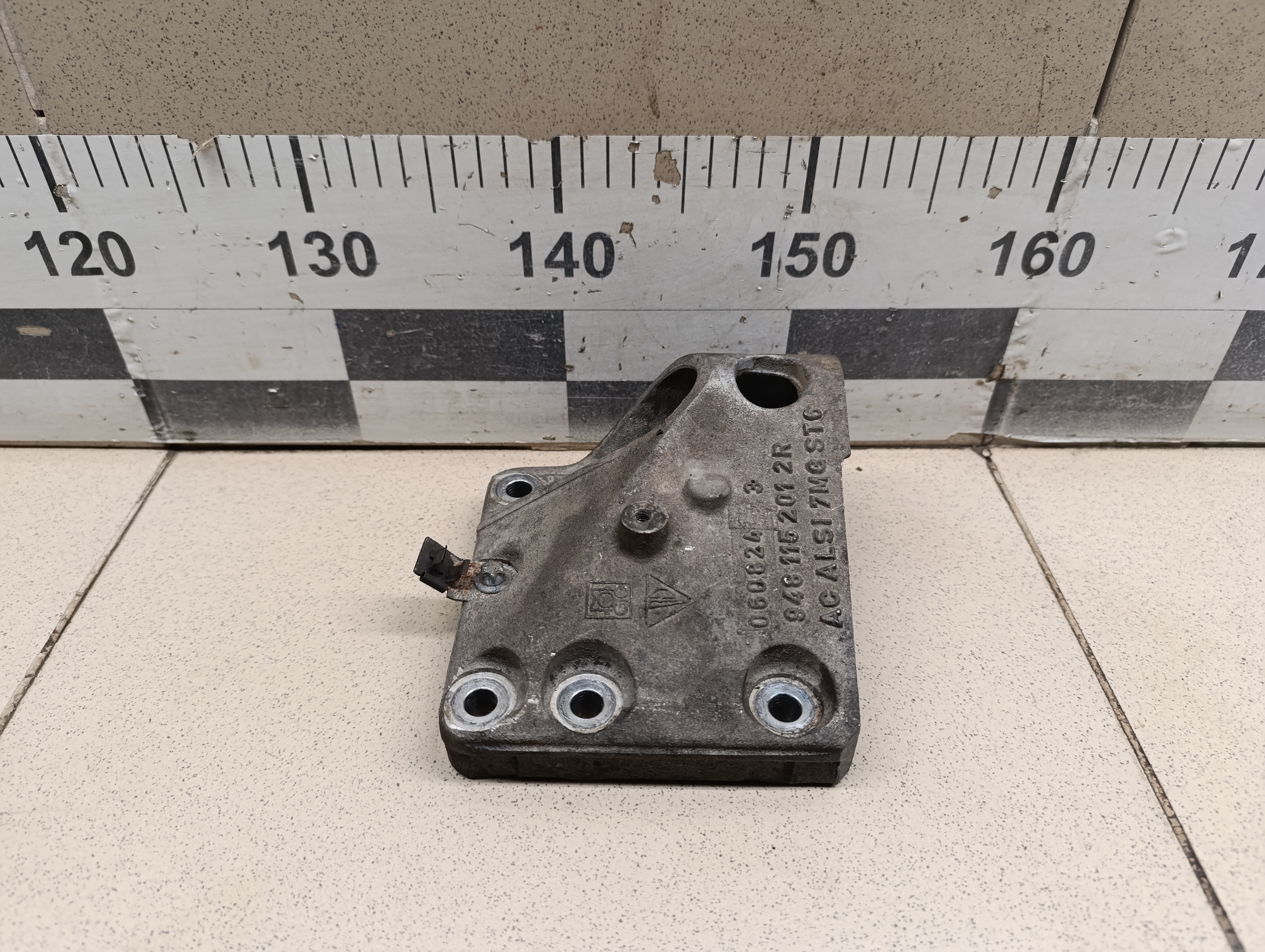 Кронштейн двигателя правый Porsche Cayenne 2003-2010