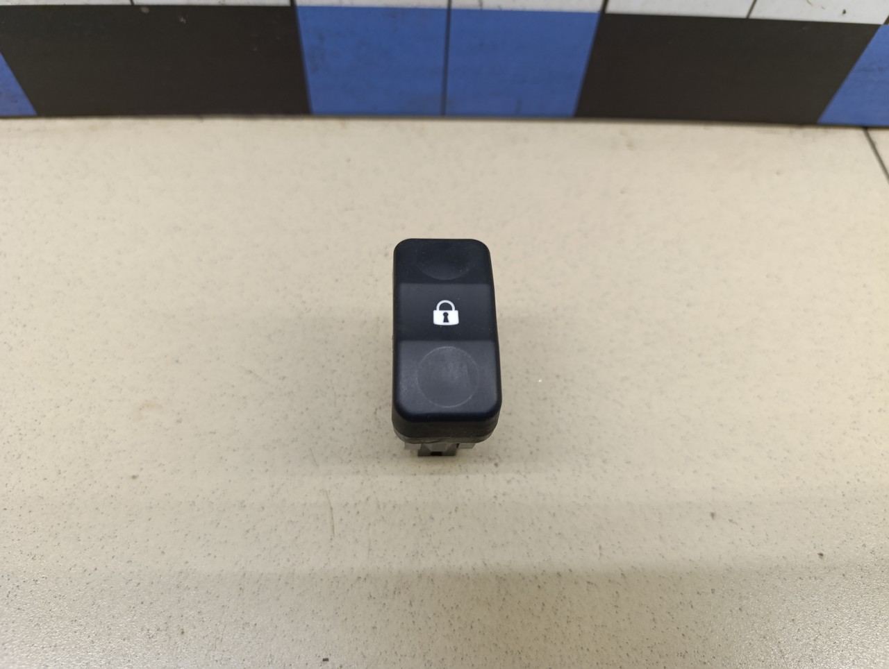 Кнопка центрального замка VAZ Lada Largus 2011>