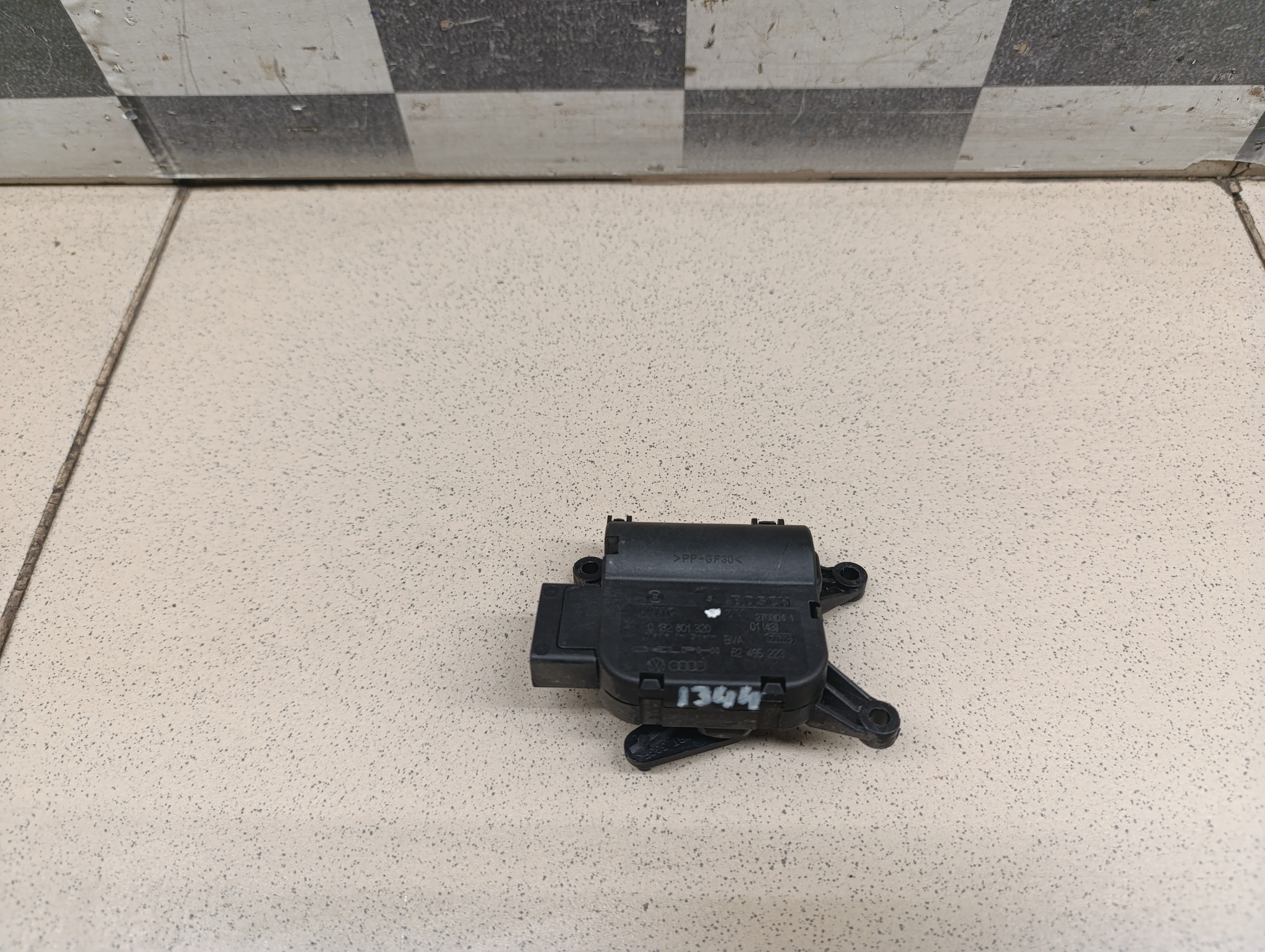 Моторчик заслонки отопителя Porsche Cayenne 2003-2010