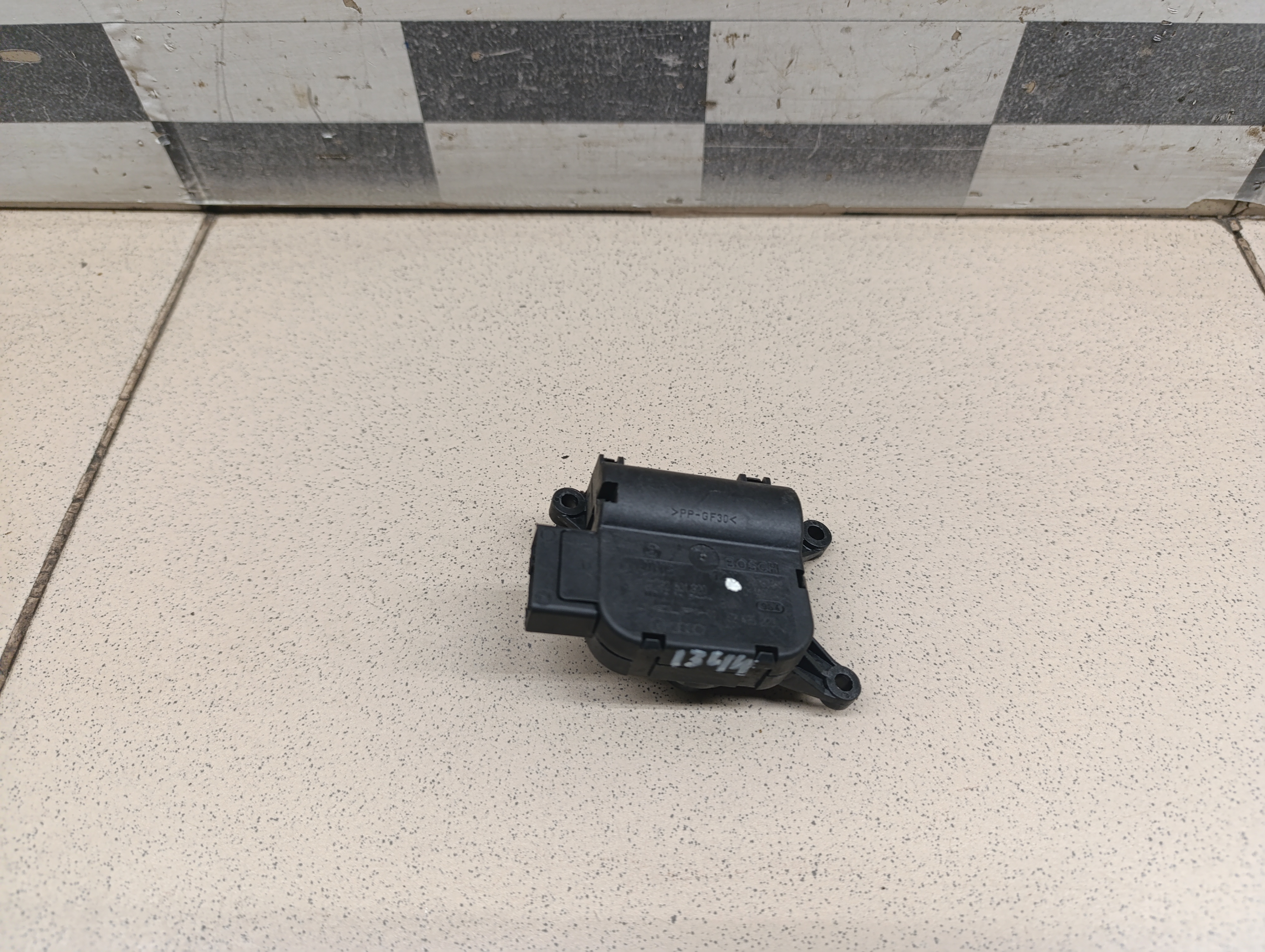 Моторчик заслонки отопителя Porsche Cayenne 2003-2010