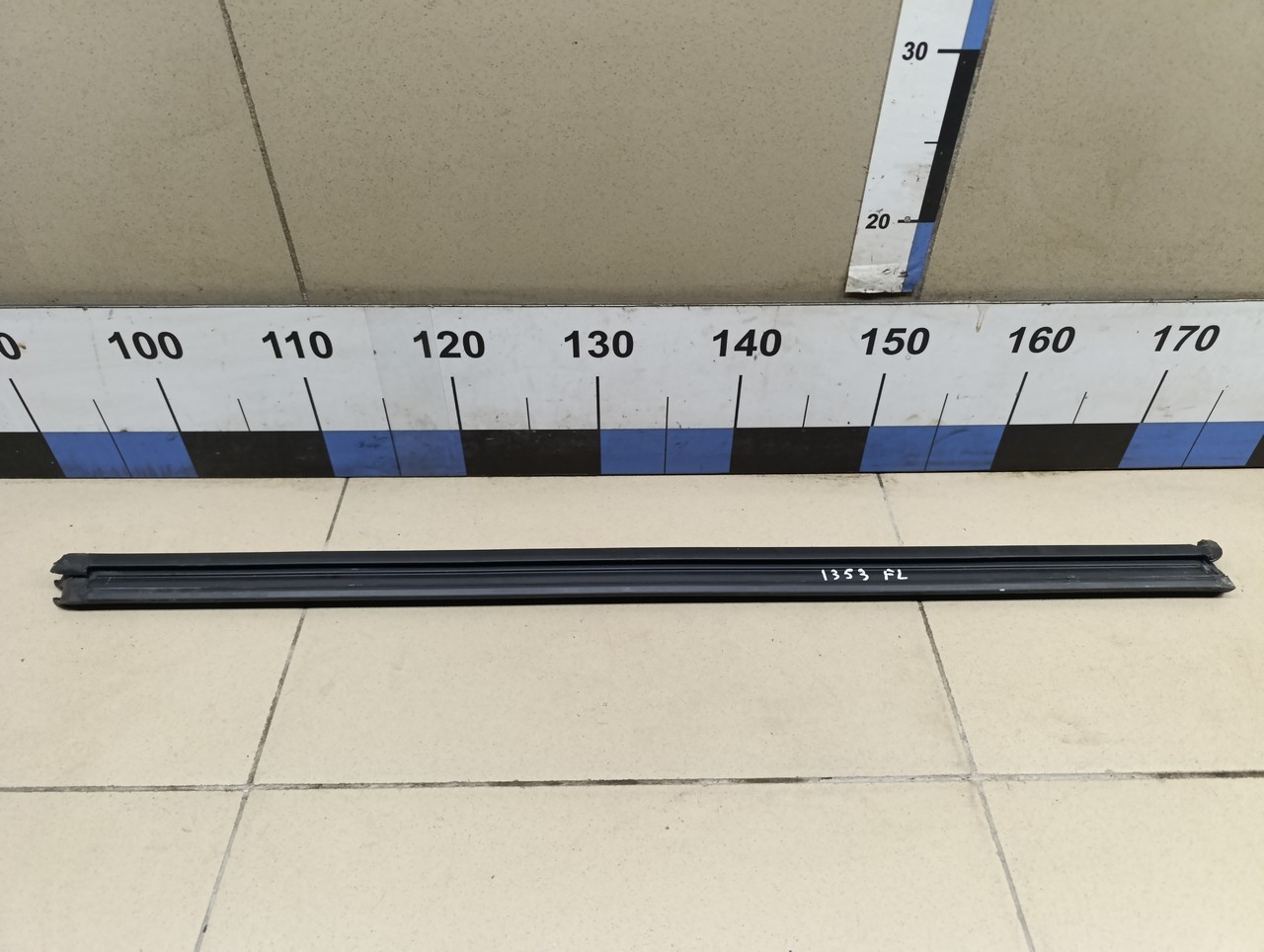 Накладка стекла переднего левого VW Tiguan 2011-2016