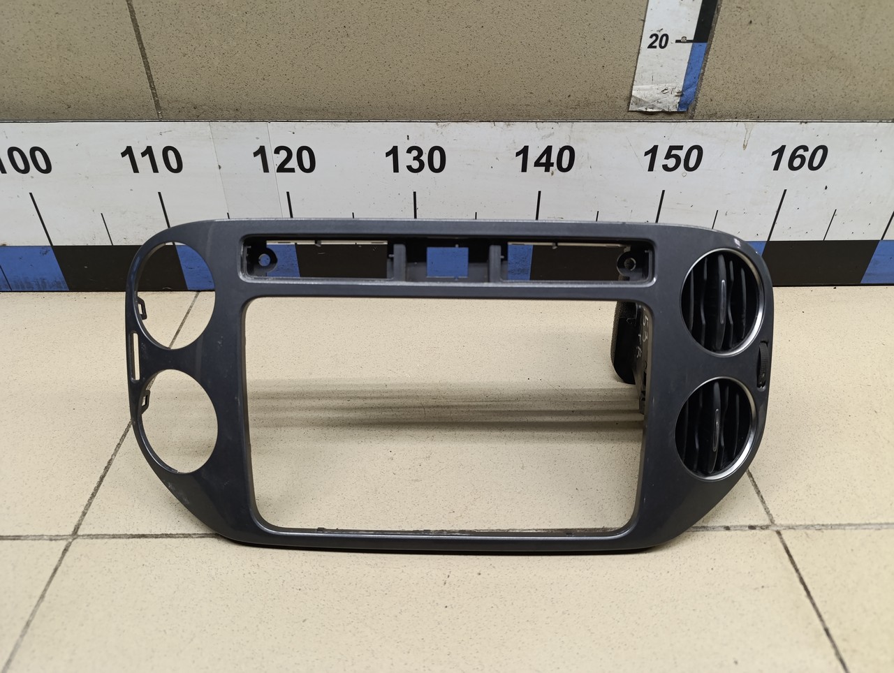 Рамка магнитолы VW Tiguan 2011-2016