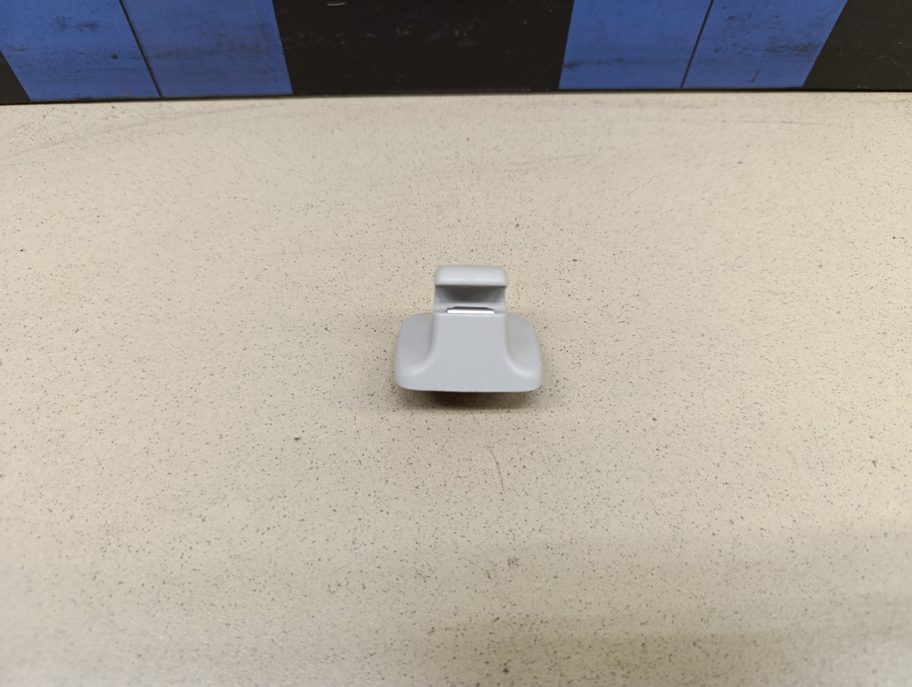 Крючок солнцезащитного козырька VW Passat [B6] 2005-2010