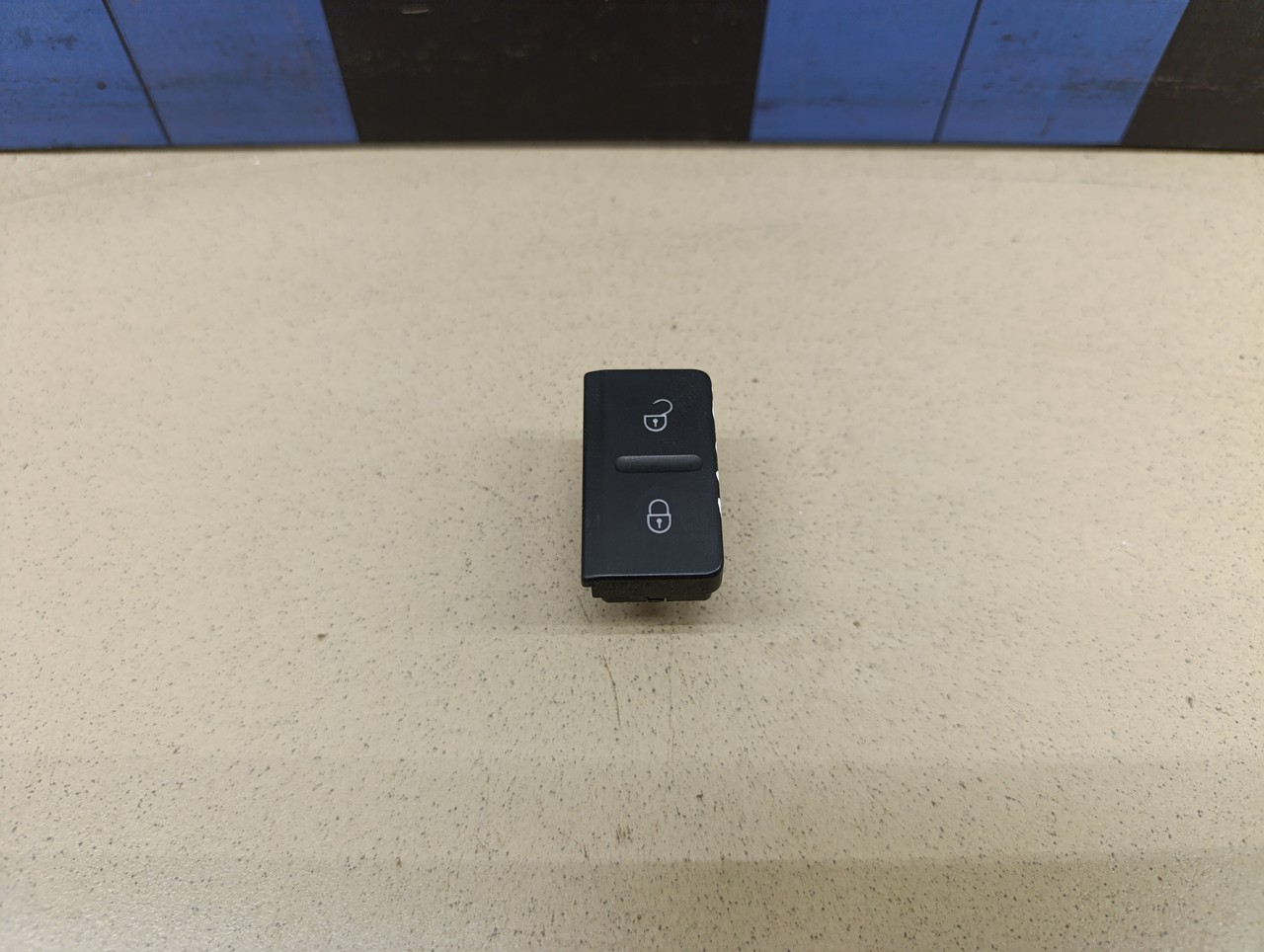 Кнопка центрального замка VW Golf V Plus 2005-2014