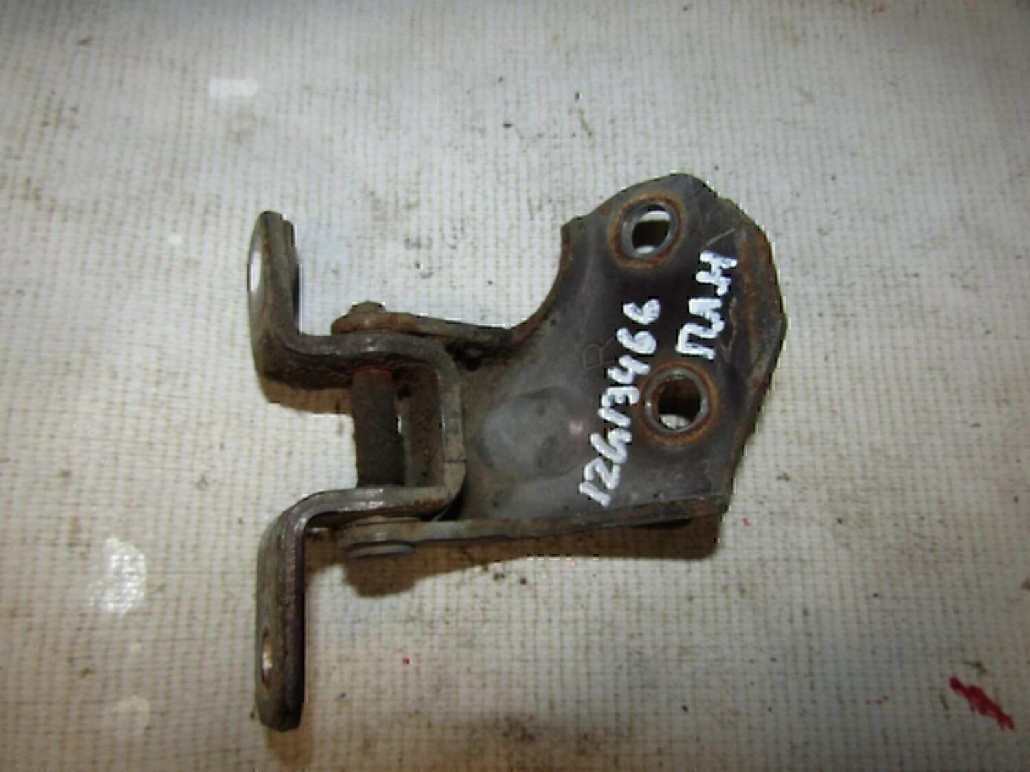 Петля двери передней левой нижняя MAZDA 626 (GE) 1992-1997