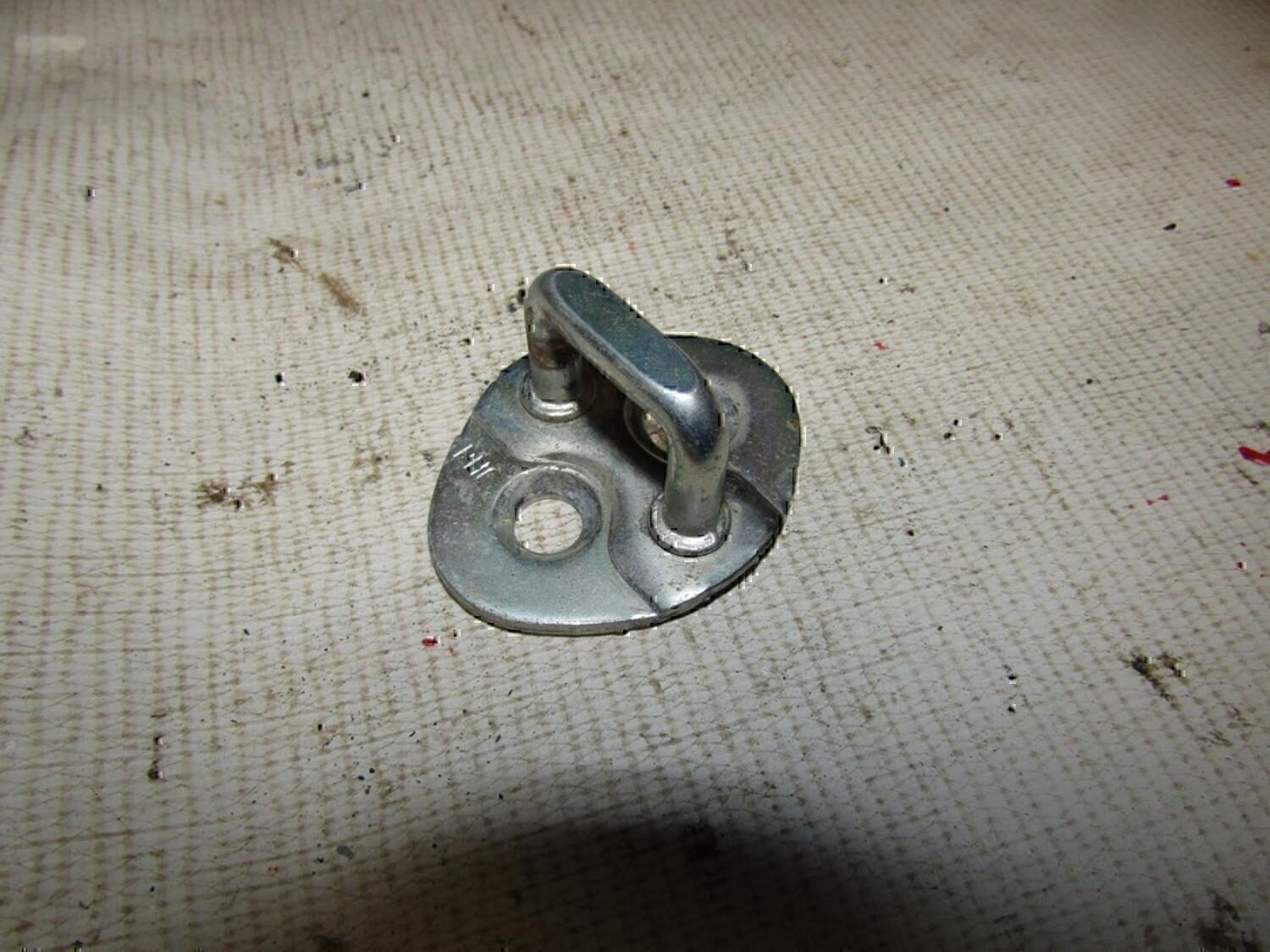 Ответная часть замка двери HYUNDAI Ceed 2007- 2012