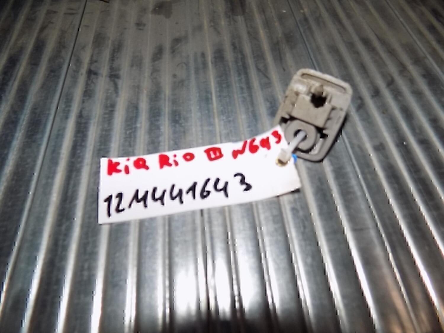 Крючок солнцезащитного козырька — фото 2