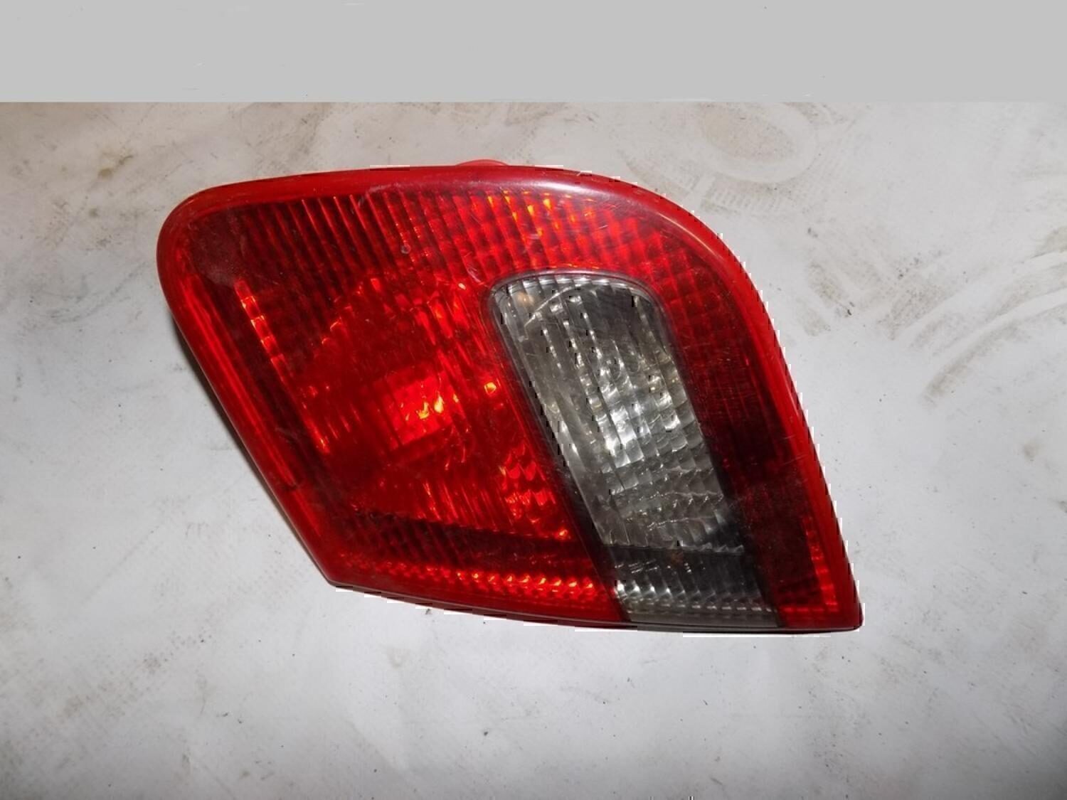 Фонарь задний внутренний правый MITSUBISHI Carisma (DA) 1999-2003