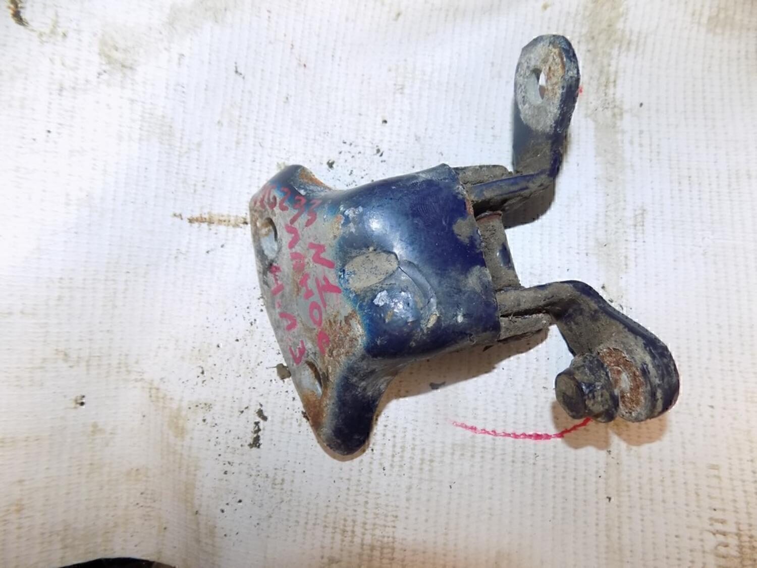 Петля двери задней левой нижняя Chevrolet Lanos 2004-2010