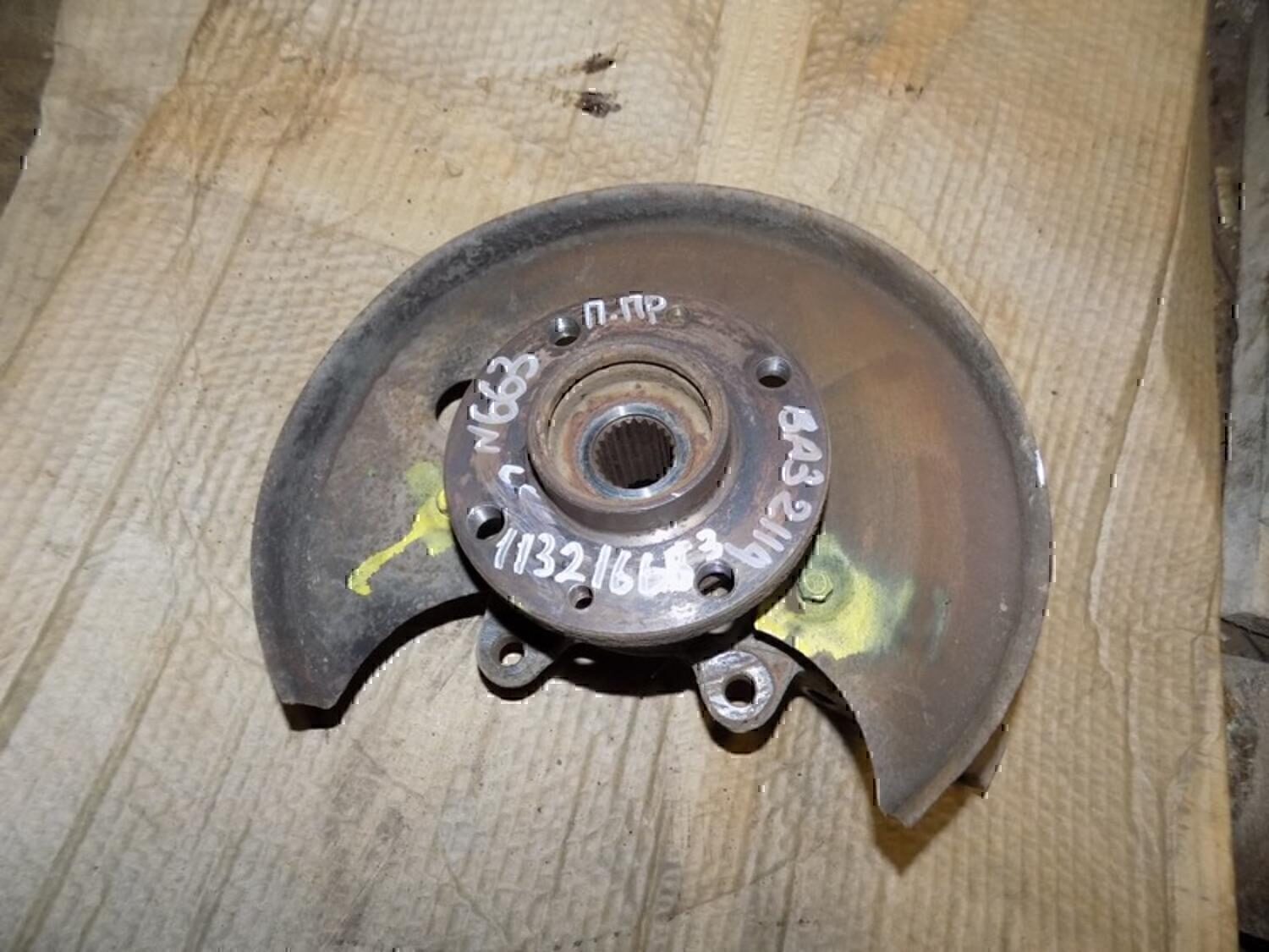 Кулак поворотный передний правый VAZ Lada 2115