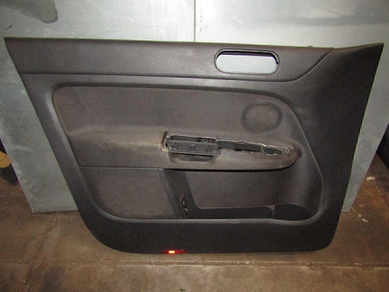 Обшивка двери передней левой VW Golf V Plus 2005-2014