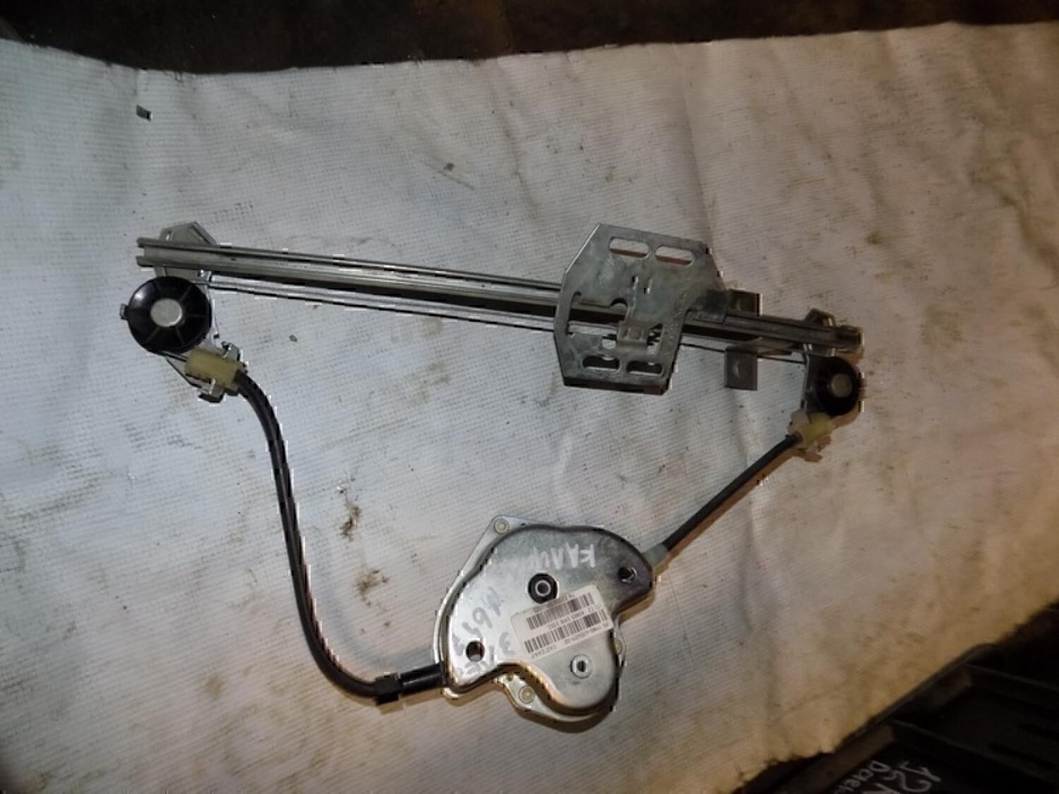 Стеклоподъемник механ. задний левый VAZ Lada Kalina 2004-2013