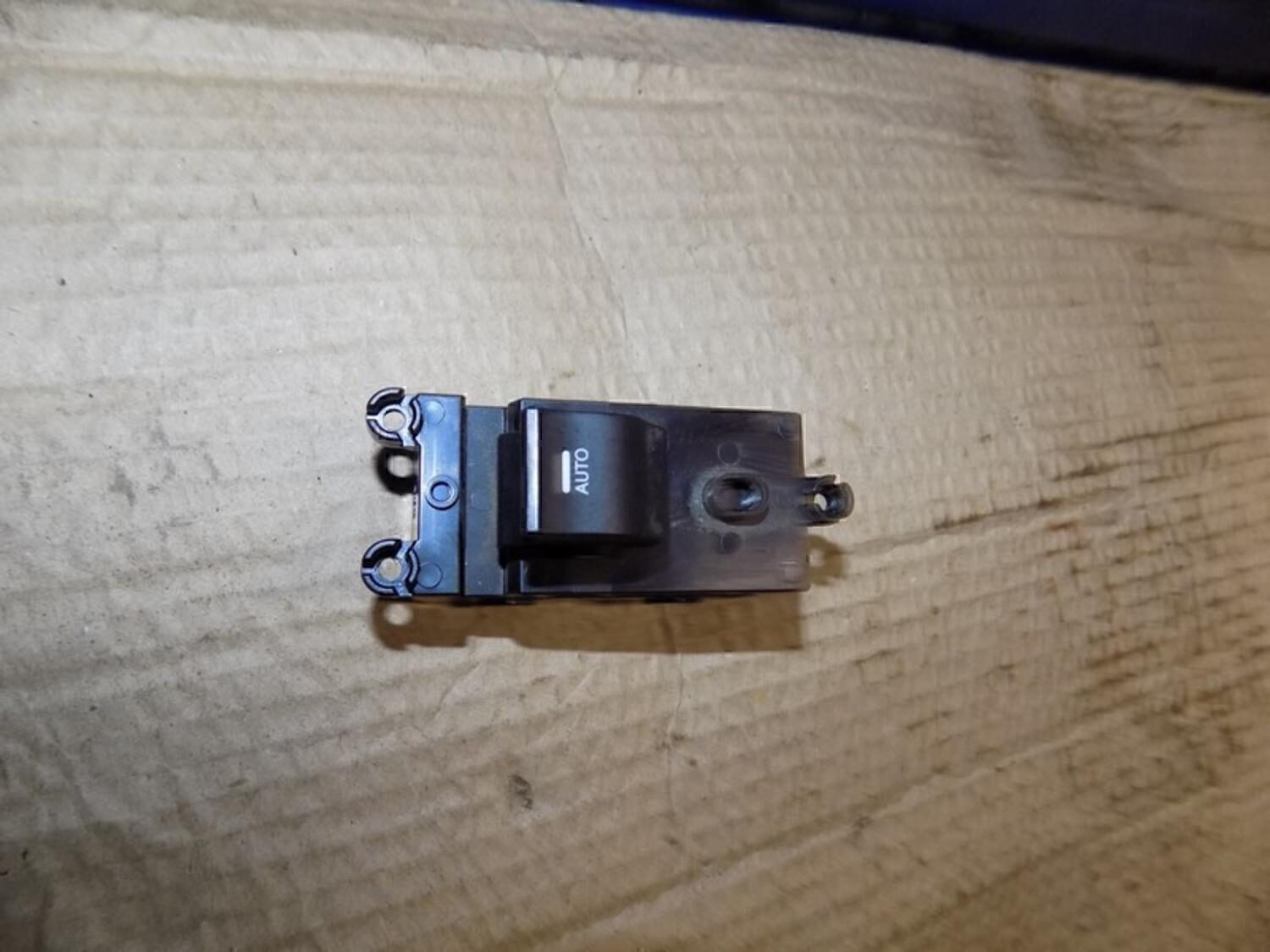 Кнопка стеклоподъемника HYUNDAI i40 2011>