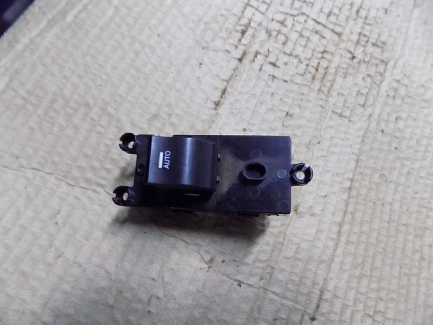 Кнопка стеклоподъемника HYUNDAI i40 2011>