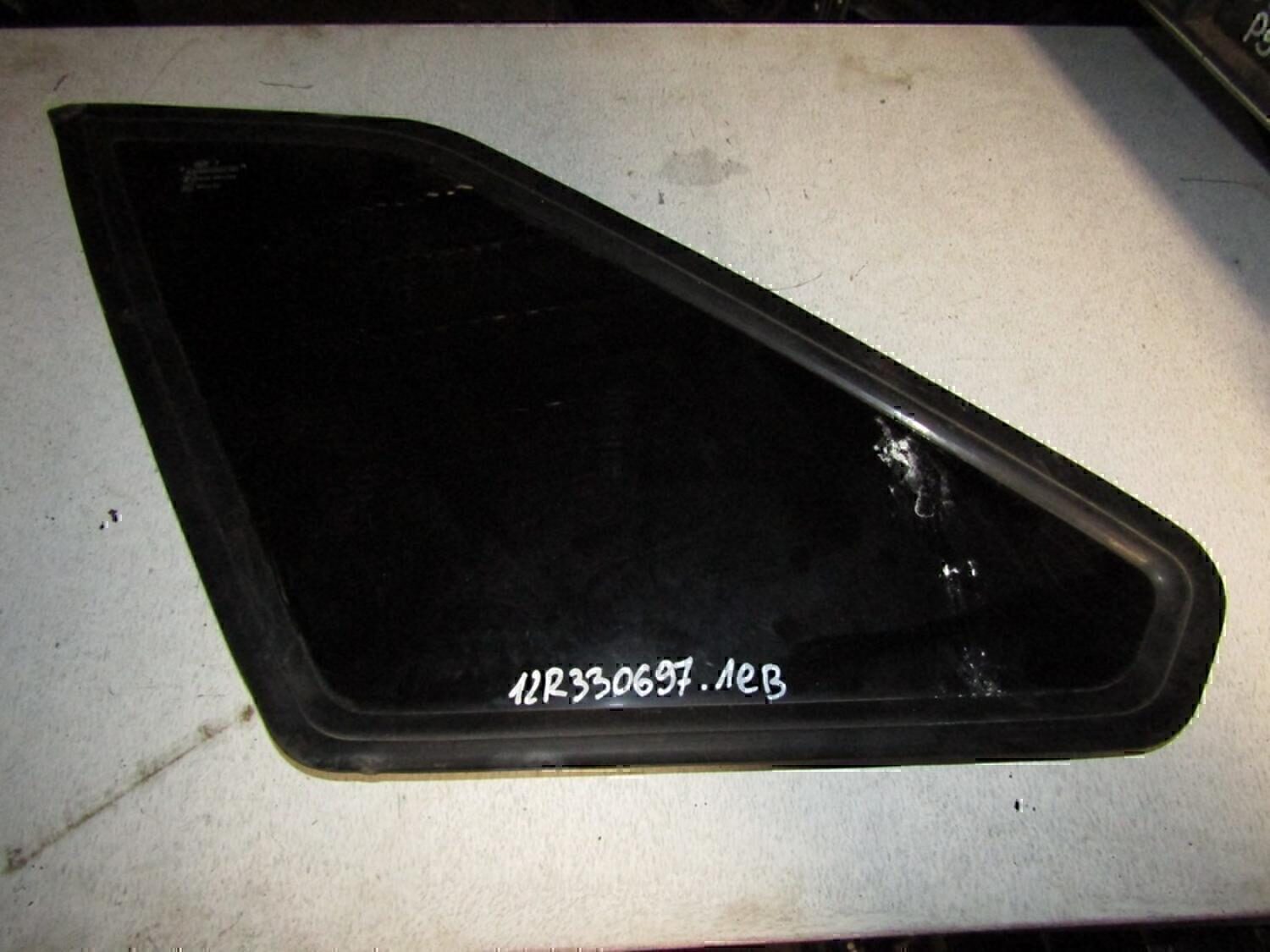 Стекло кузовное глухое левое VAZ Lada 2114