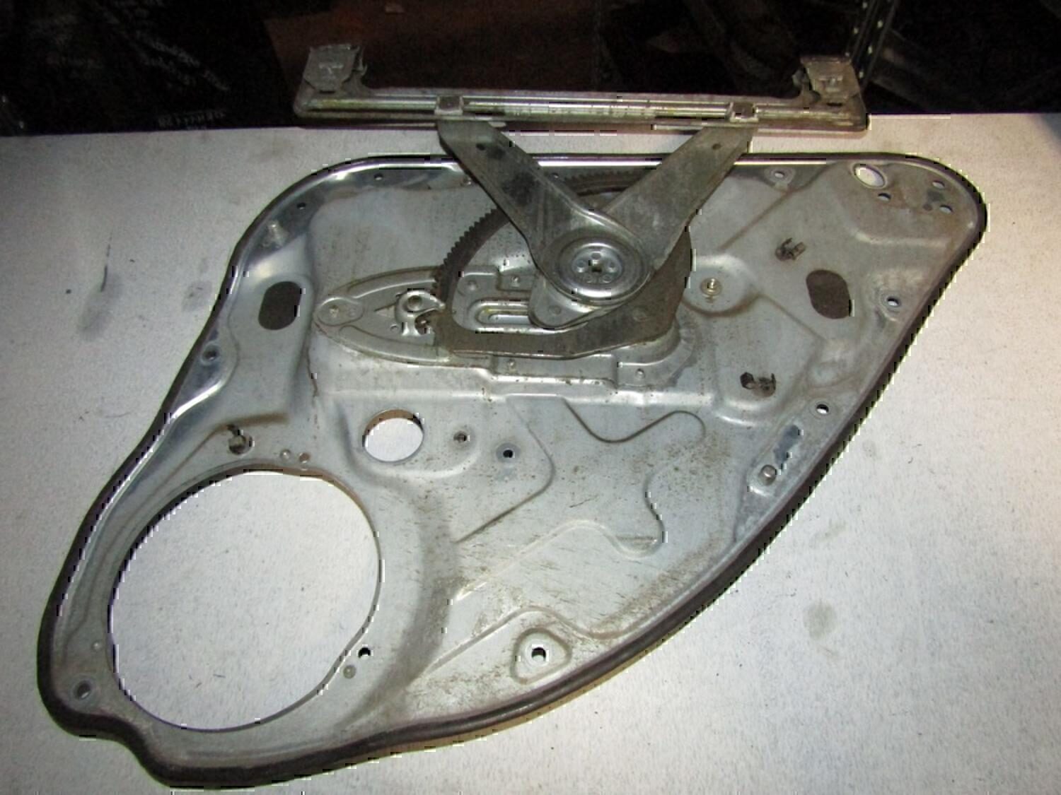 Стеклоподъемник механ. задний левый