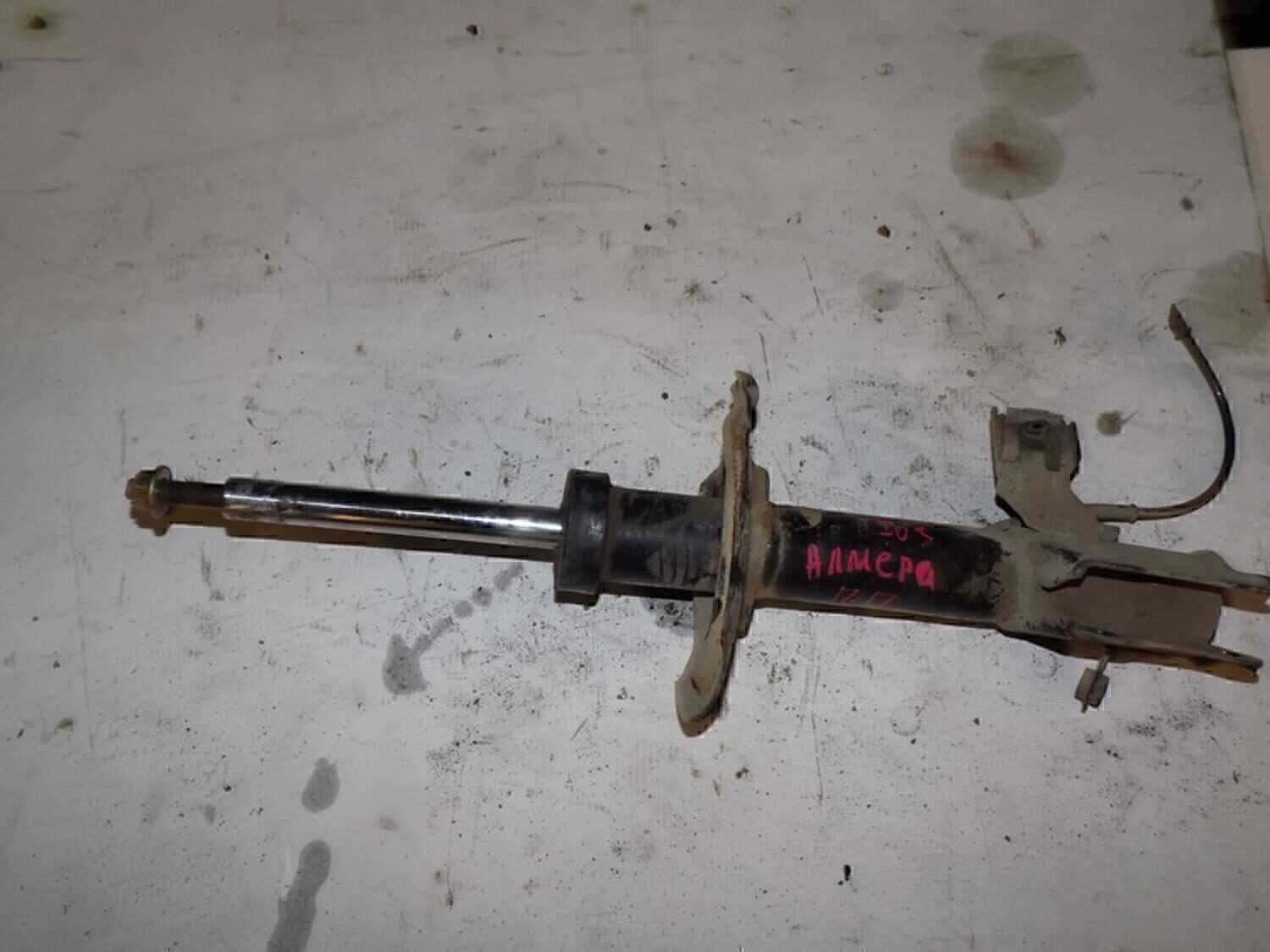 Амортизатор передний правый NISSAN Almera N16 2000-2006