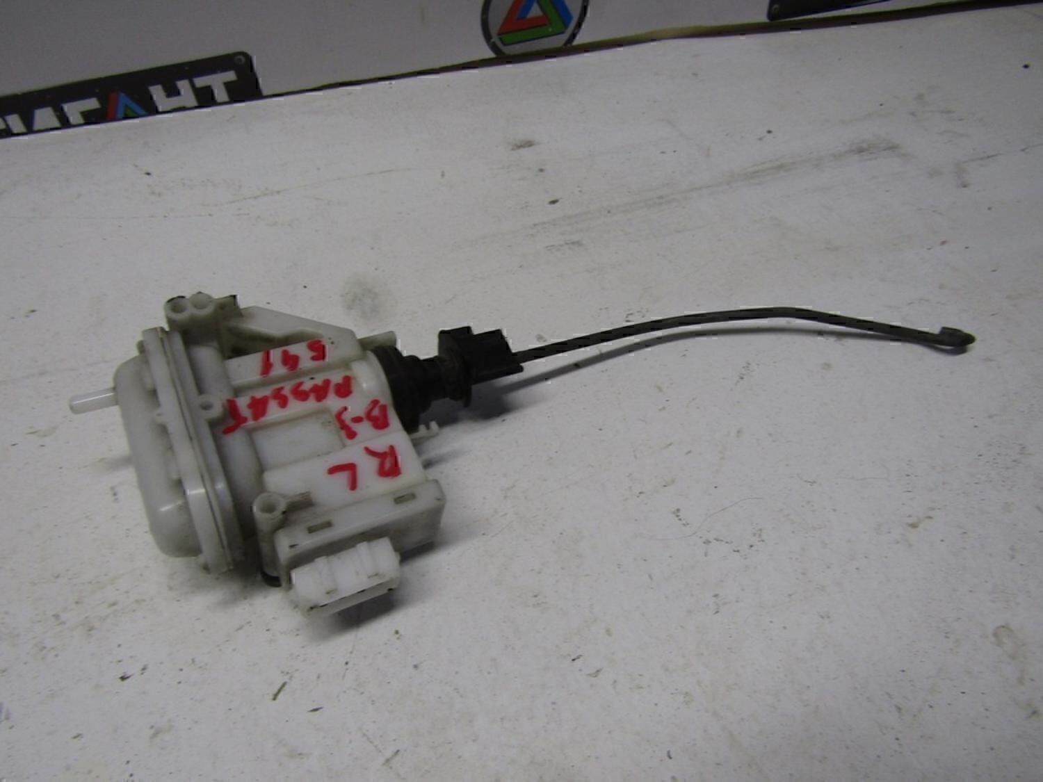 Активатор замка двери VW Passat [B3] 1988-1993