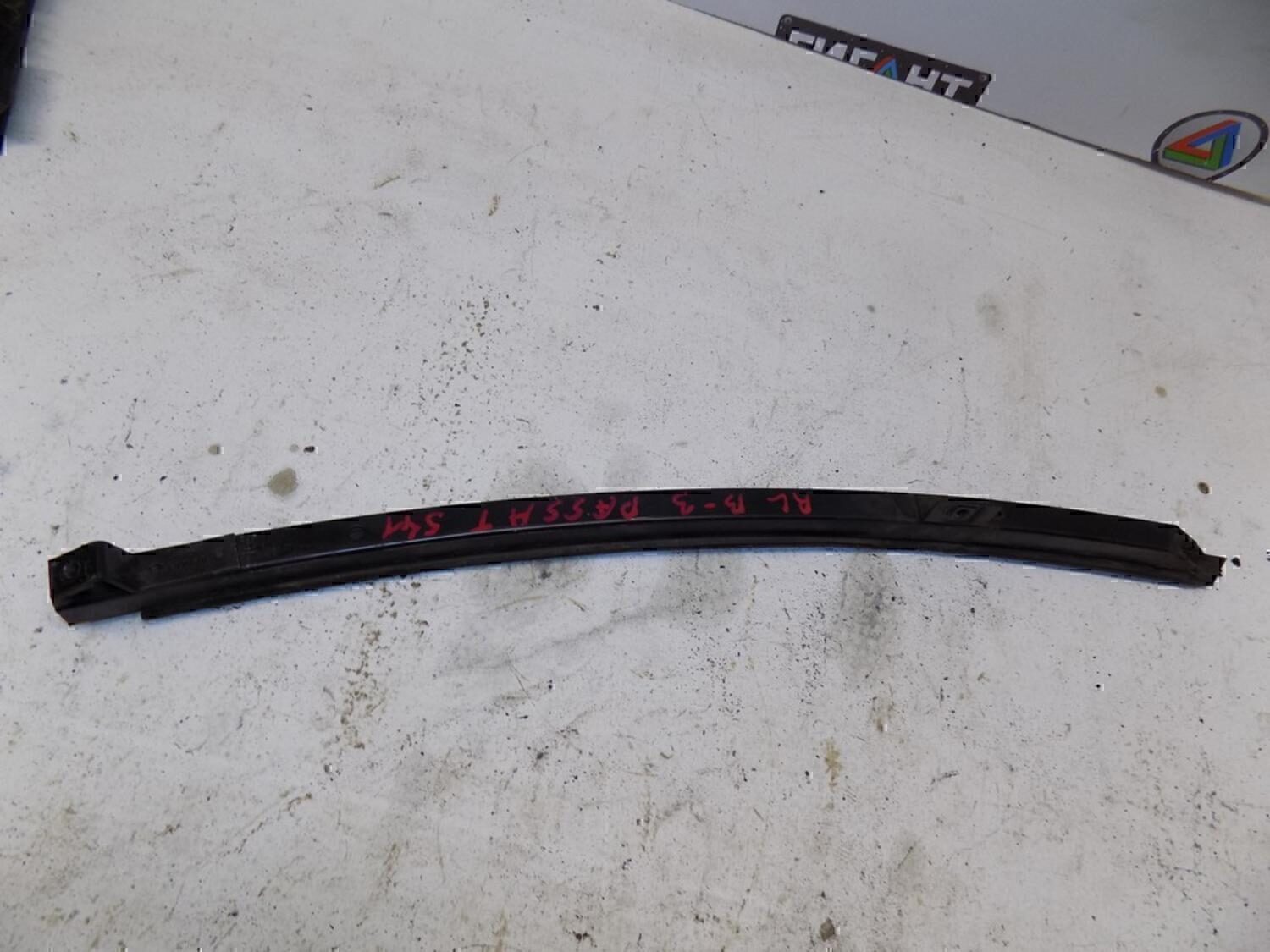 Направляющая стекла двери VW Passat [B3] 1988-1993