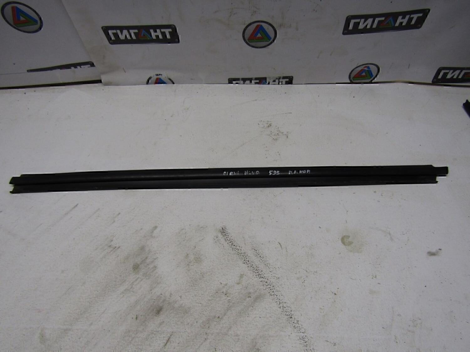 Накладка стекла переднего левого VAZ Chevrolet NIVA