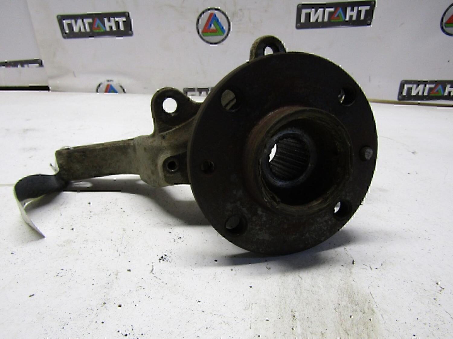 Кулак поворотный передний правый VAZ Lada 2115