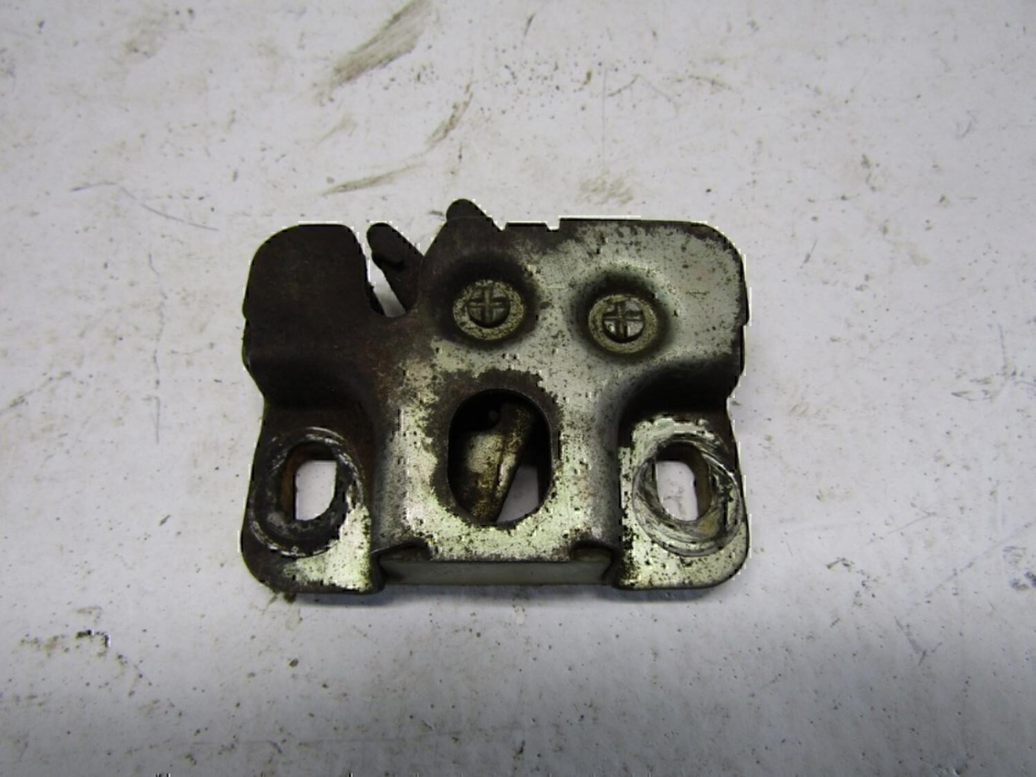 Замок багажника VAZ Lada 2107