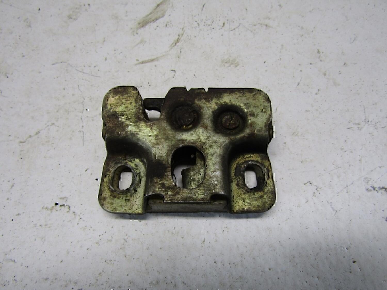 Замок багажника VAZ Lada 2107