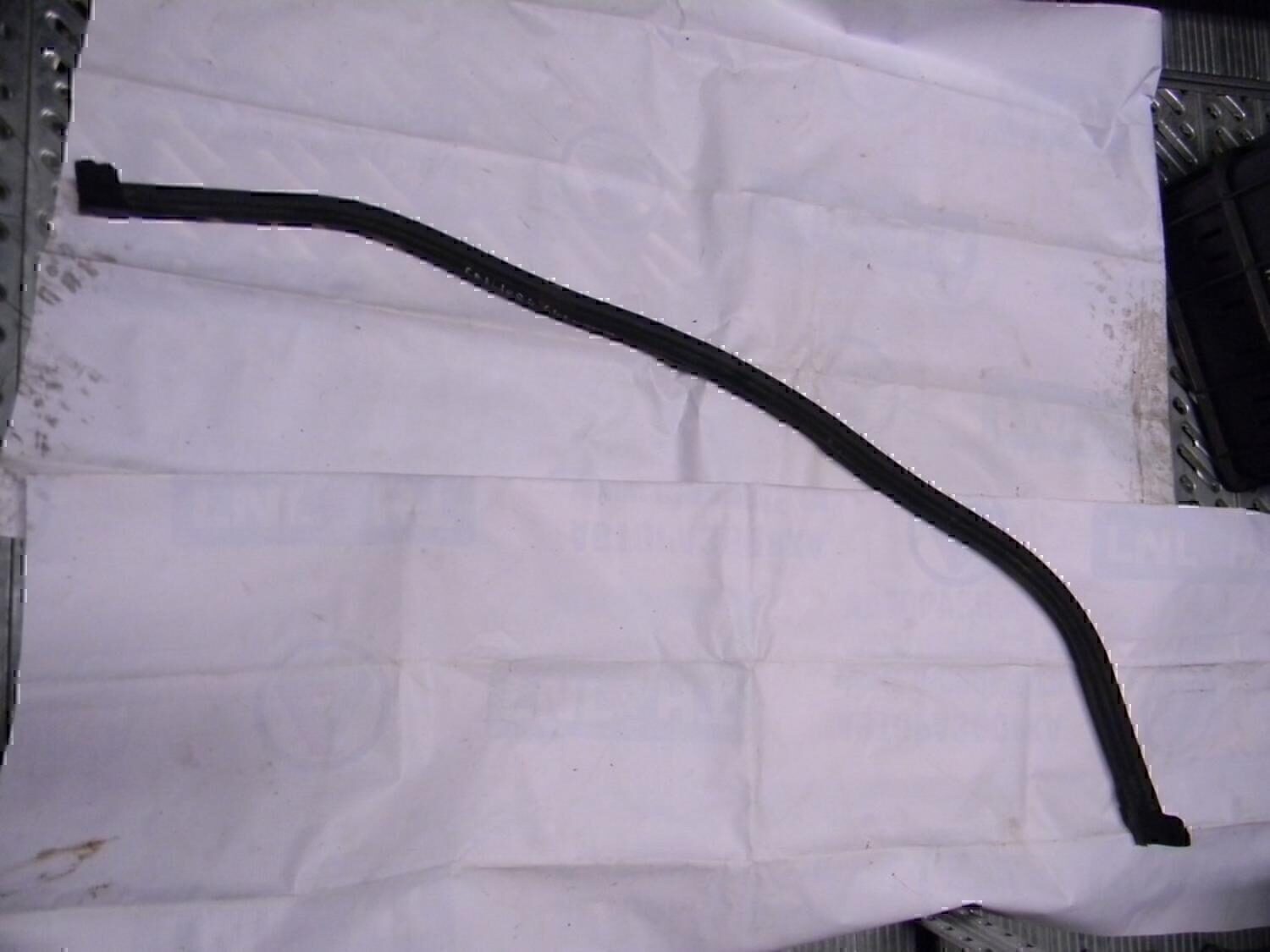 Уплотнитель капота RENAULT Sandero 2009-2014