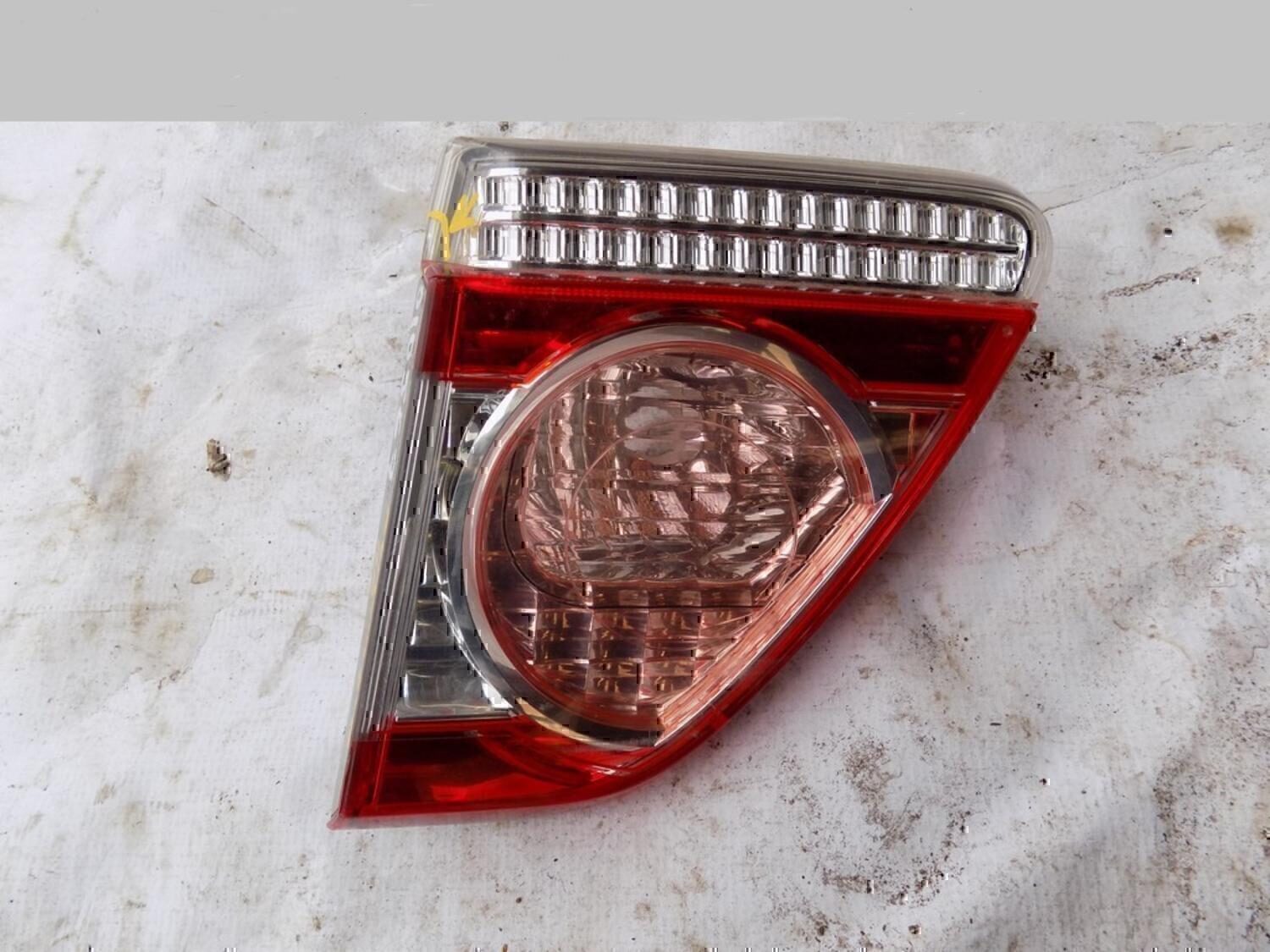 Фонарь задний внутренний правый TOYOTA Corolla E15 2006-2013
