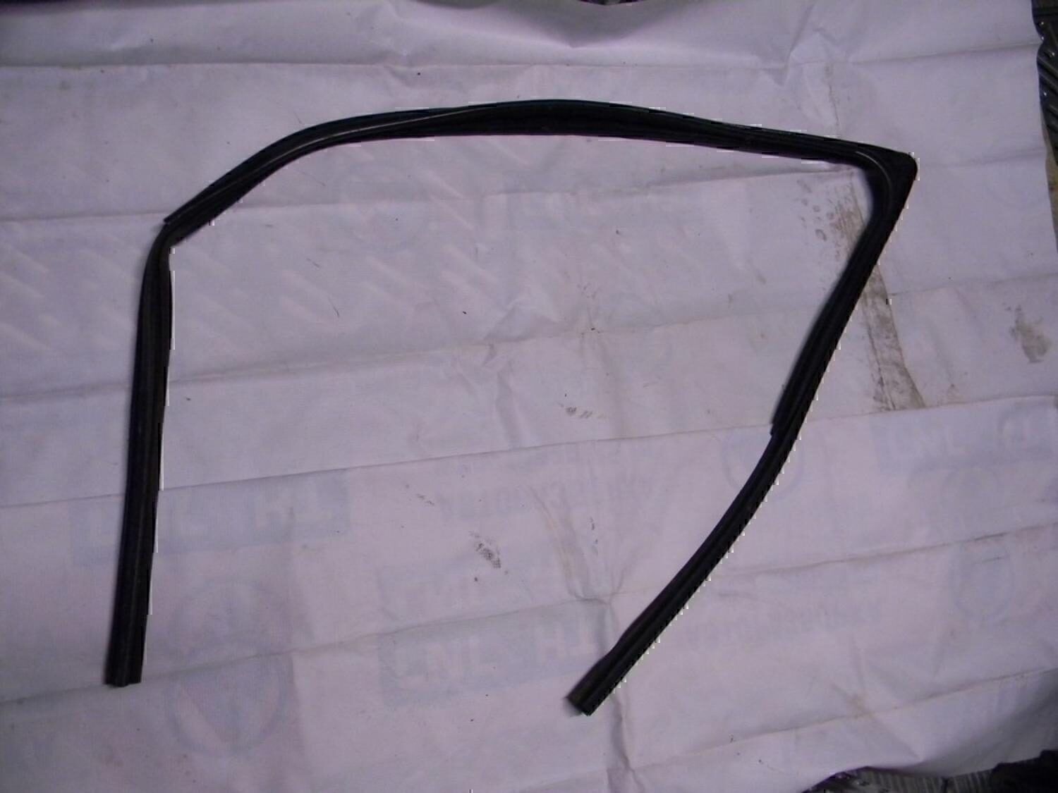 Уплотнитель стекла двери RENAULT Sandero 2009-2014