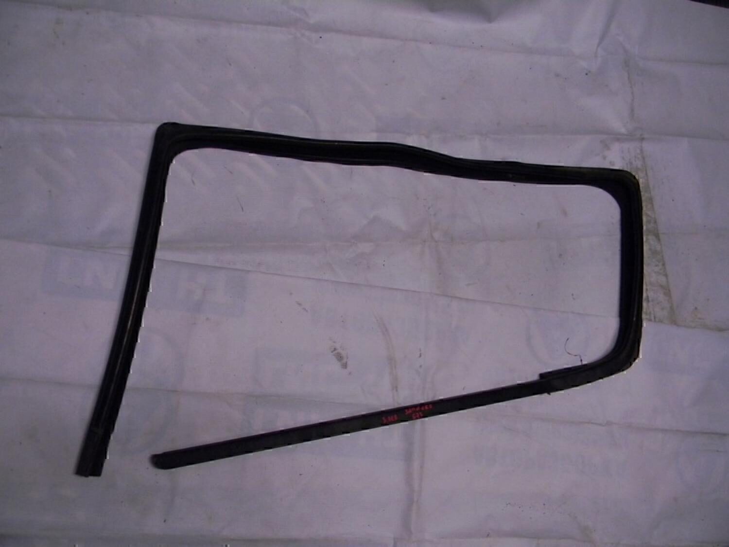 Уплотнитель стекла двери RENAULT Sandero 2009-2014