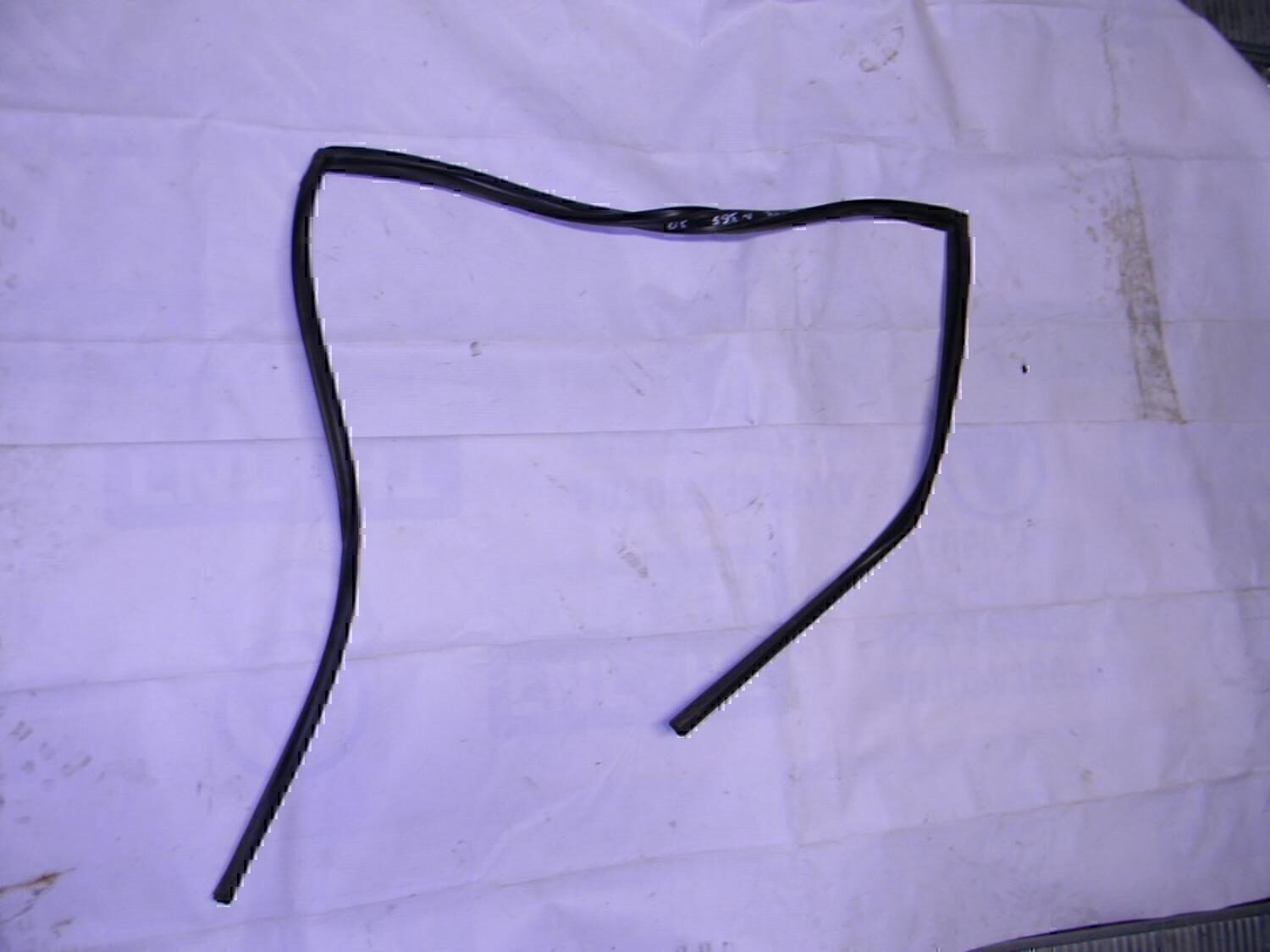 Уплотнитель стекла двери MITSUBISHI Lancer (CS/Classic) 2003-2006