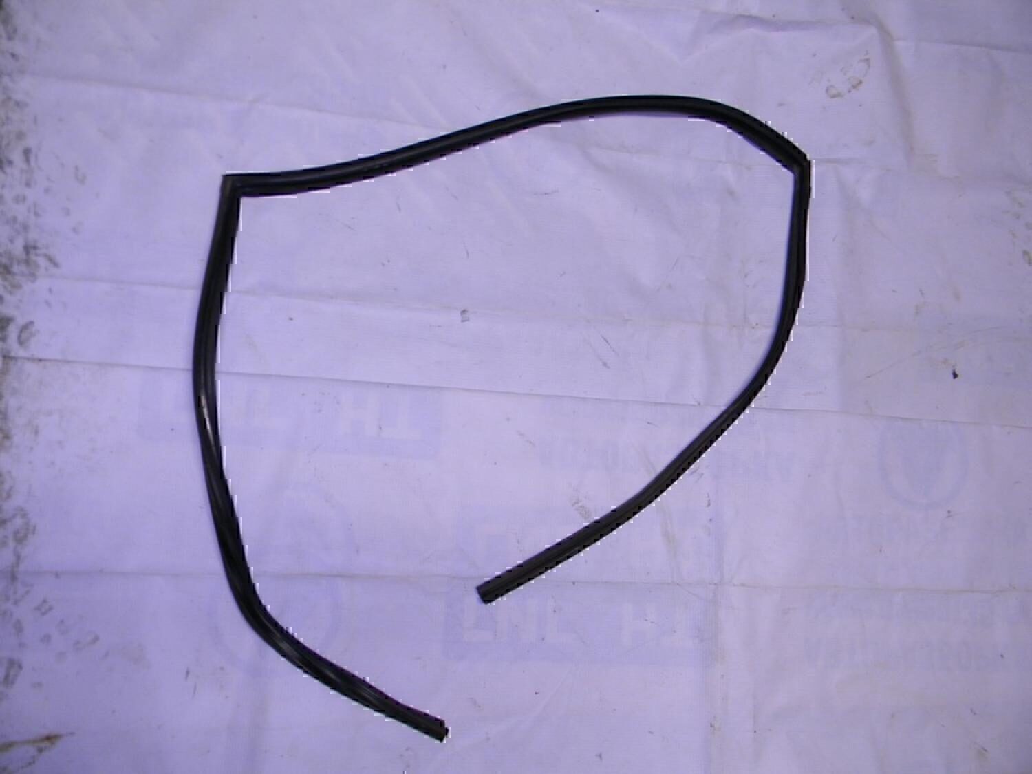 Уплотнитель стекла двери MITSUBISHI Lancer (CS/Classic) 2003-2006