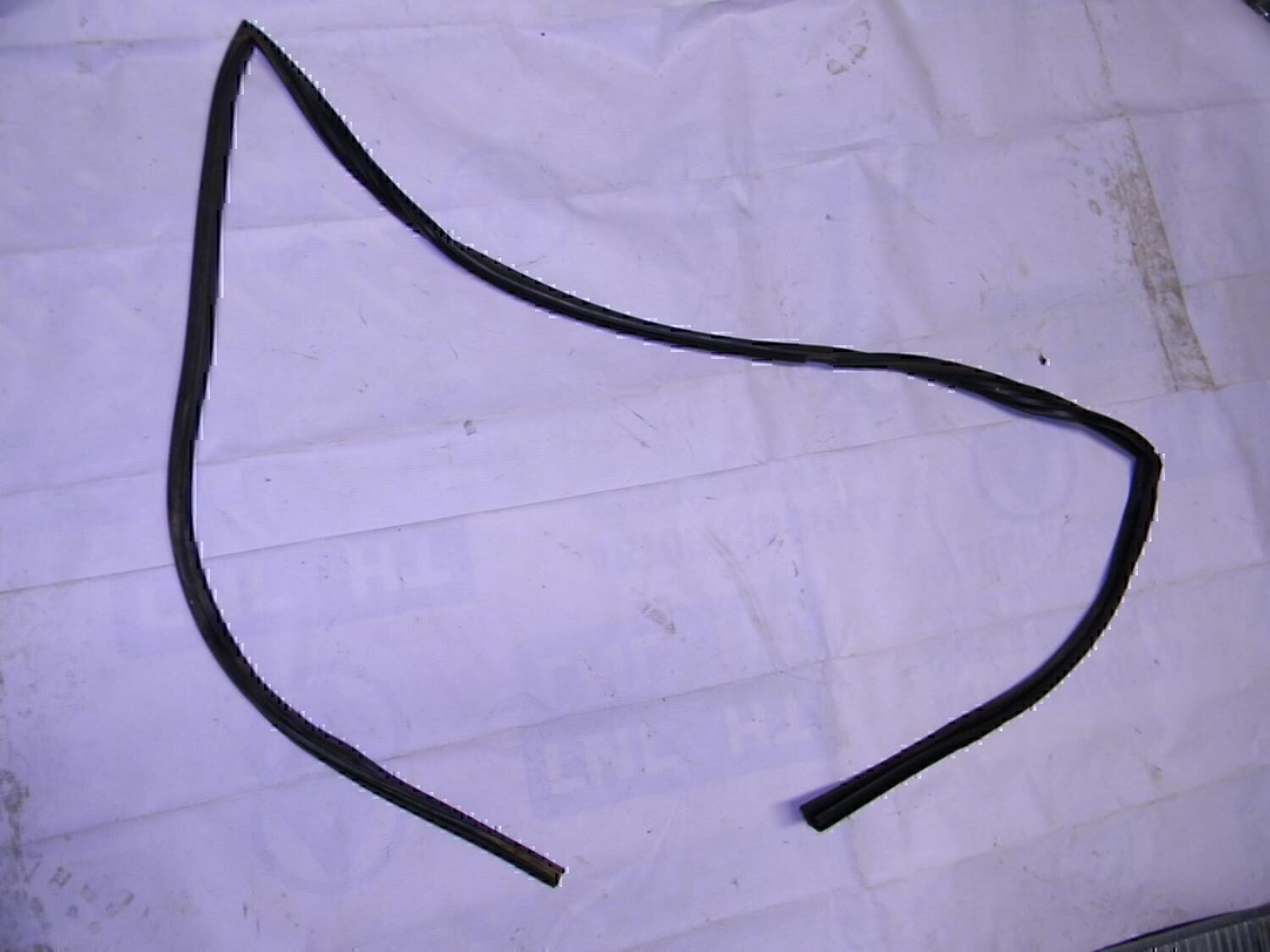 Уплотнитель стекла двери MITSUBISHI Lancer (CS/Classic) 2003-2006