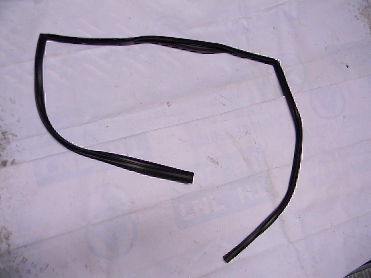 Уплотнитель стекла двери MITSUBISHI Lancer (CS/Classic) 2003-2006