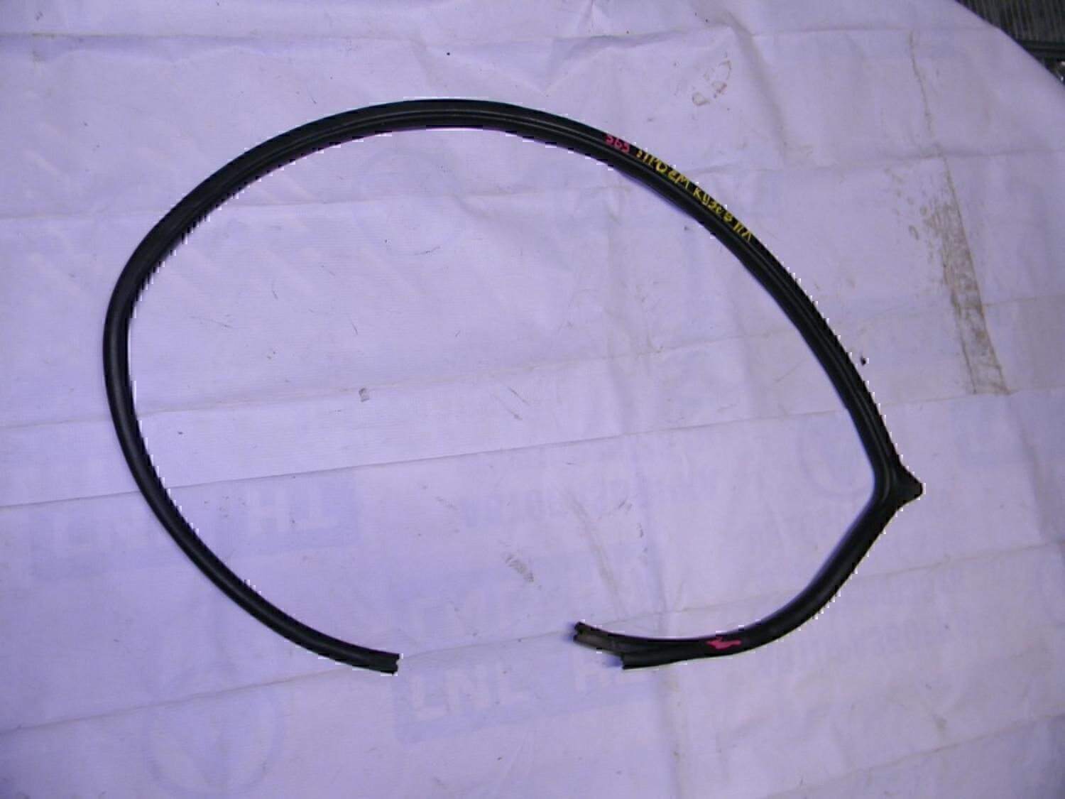 Уплотнитель (внутри) MITSUBISHI Lancer (CS/Classic) 2003-2006