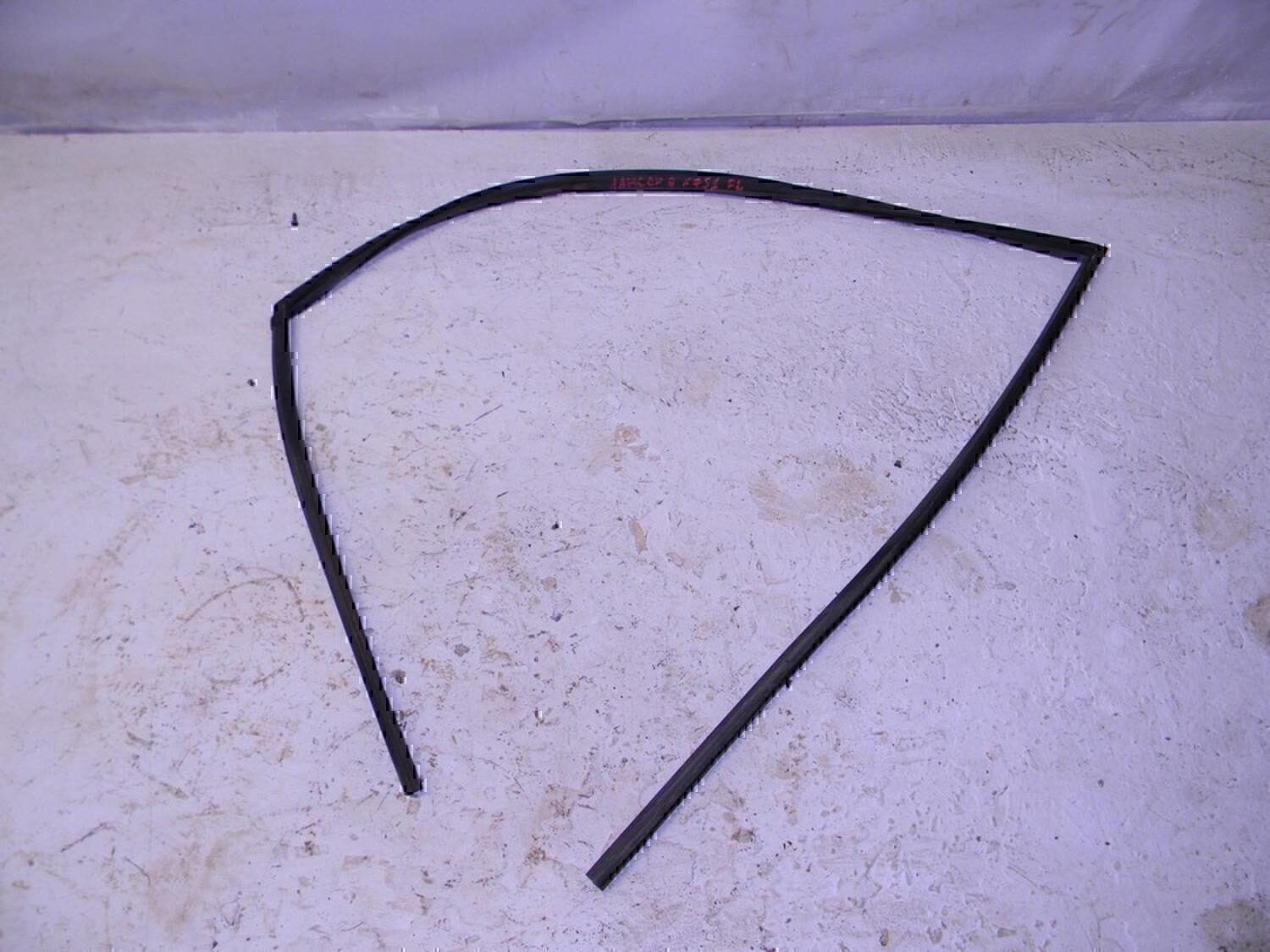 Уплотнитель стекла двери MITSUBISHI Lancer (CS/Classic) 2003-2006